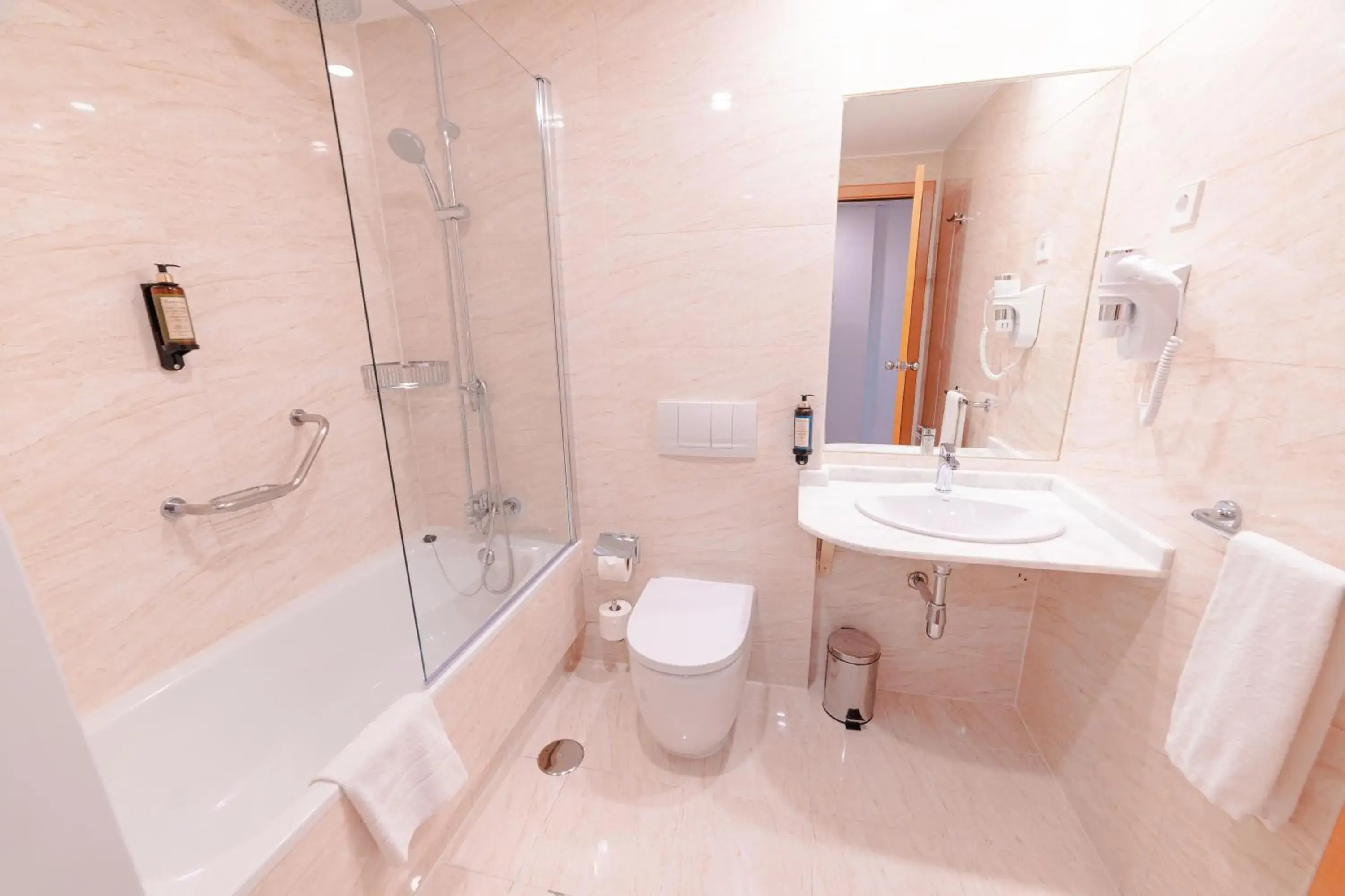 Bathroom in Hotel Monte Rozas Bathroom in Hotel Monte Rozas