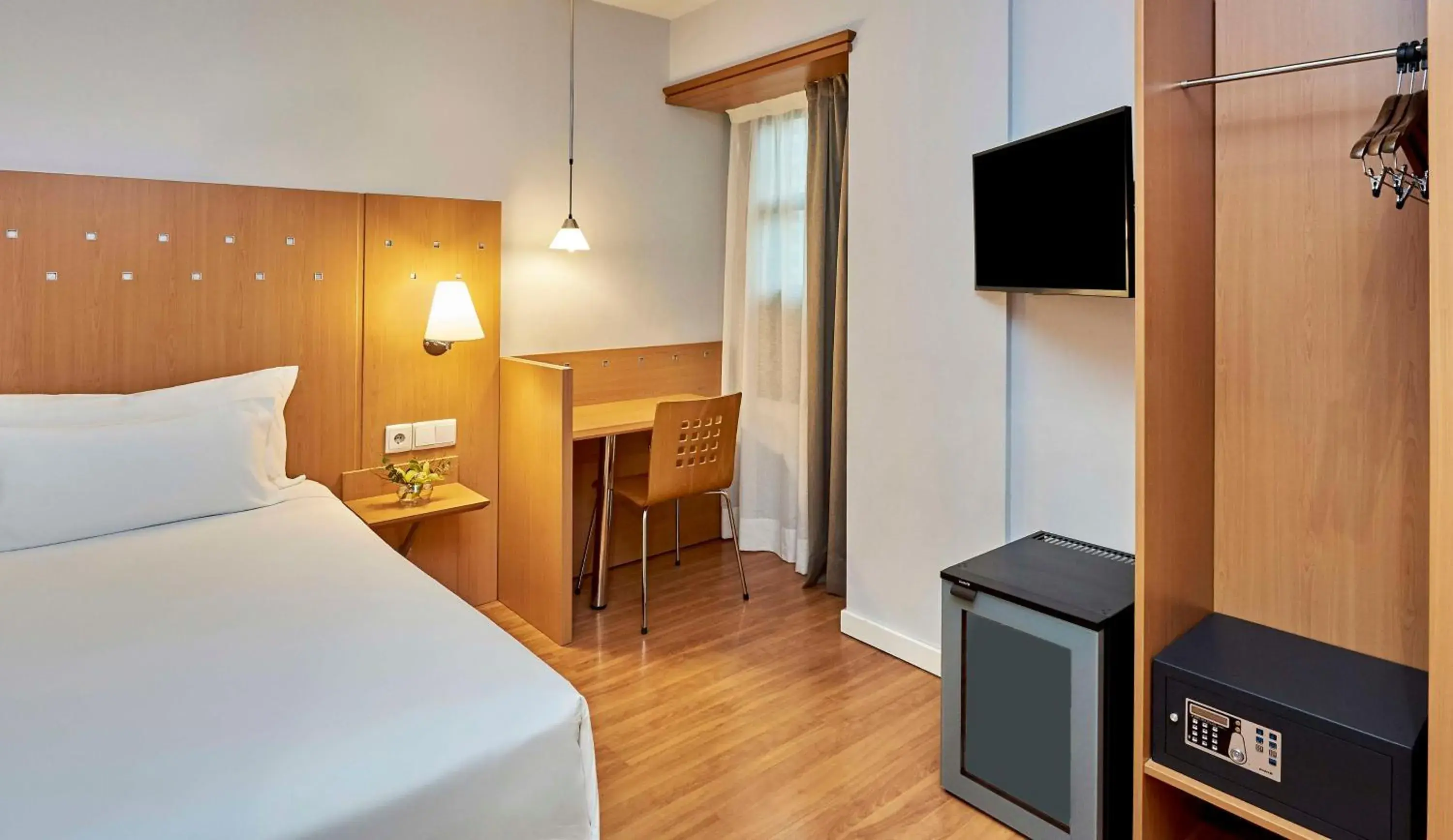 Bedroom, Bed in NH Valencia Las Ciencias Bedroom, Bed in NH Valencia Las Ciencias