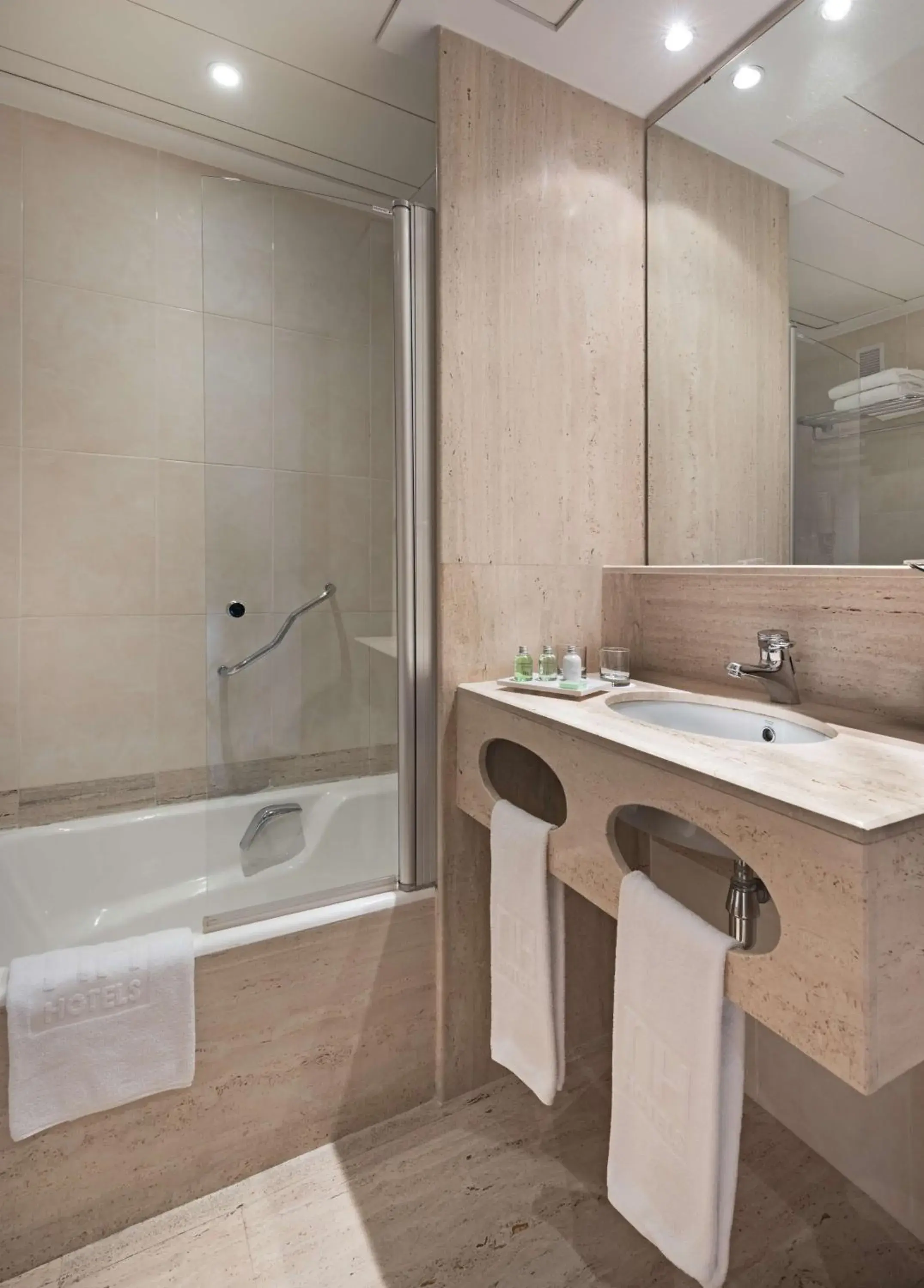 Superior Double or Twin Room in NH Valencia Center Superior Double or Twin Room in NH Valencia Center