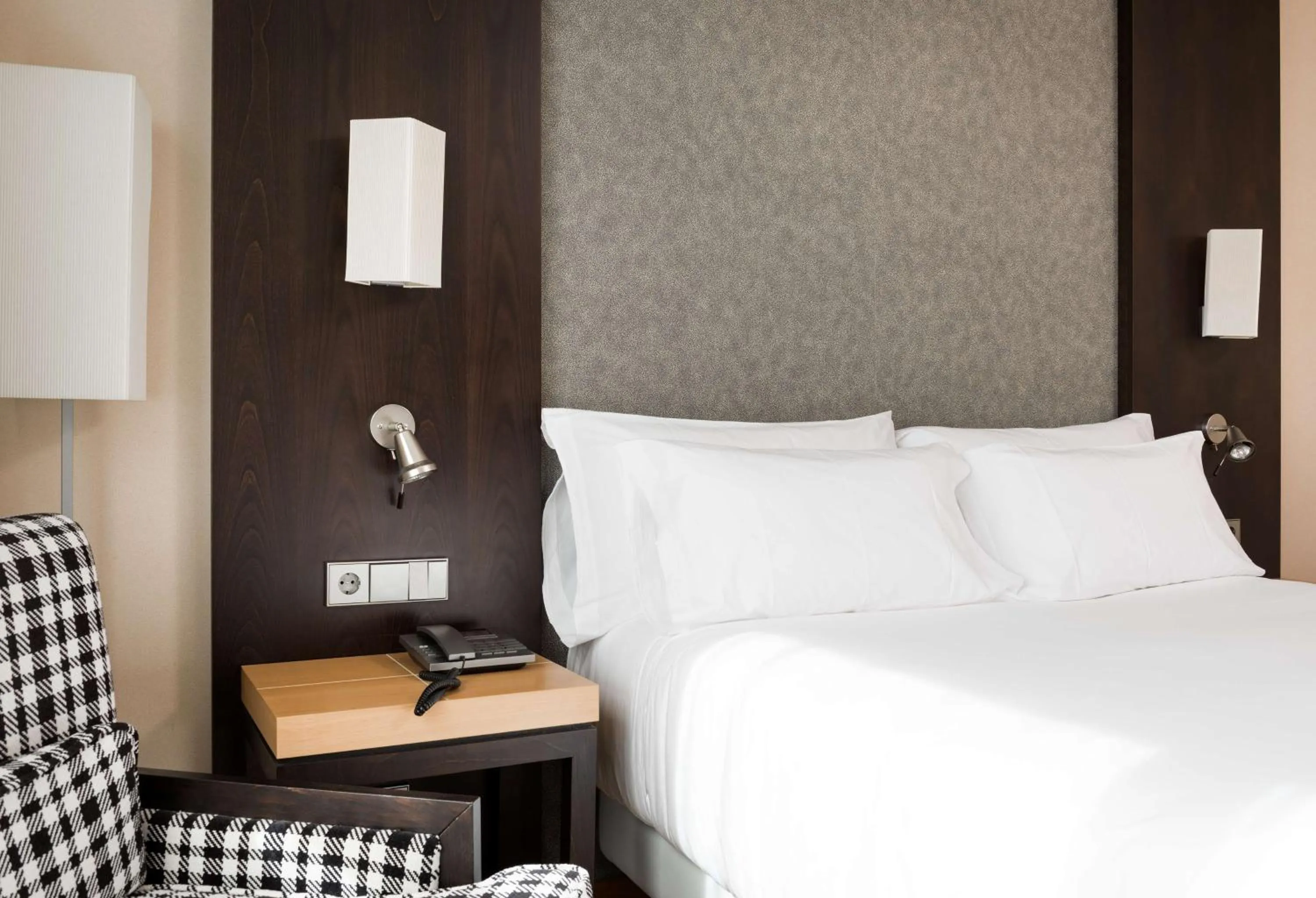 Bedroom, Bed in NH Valencia Center