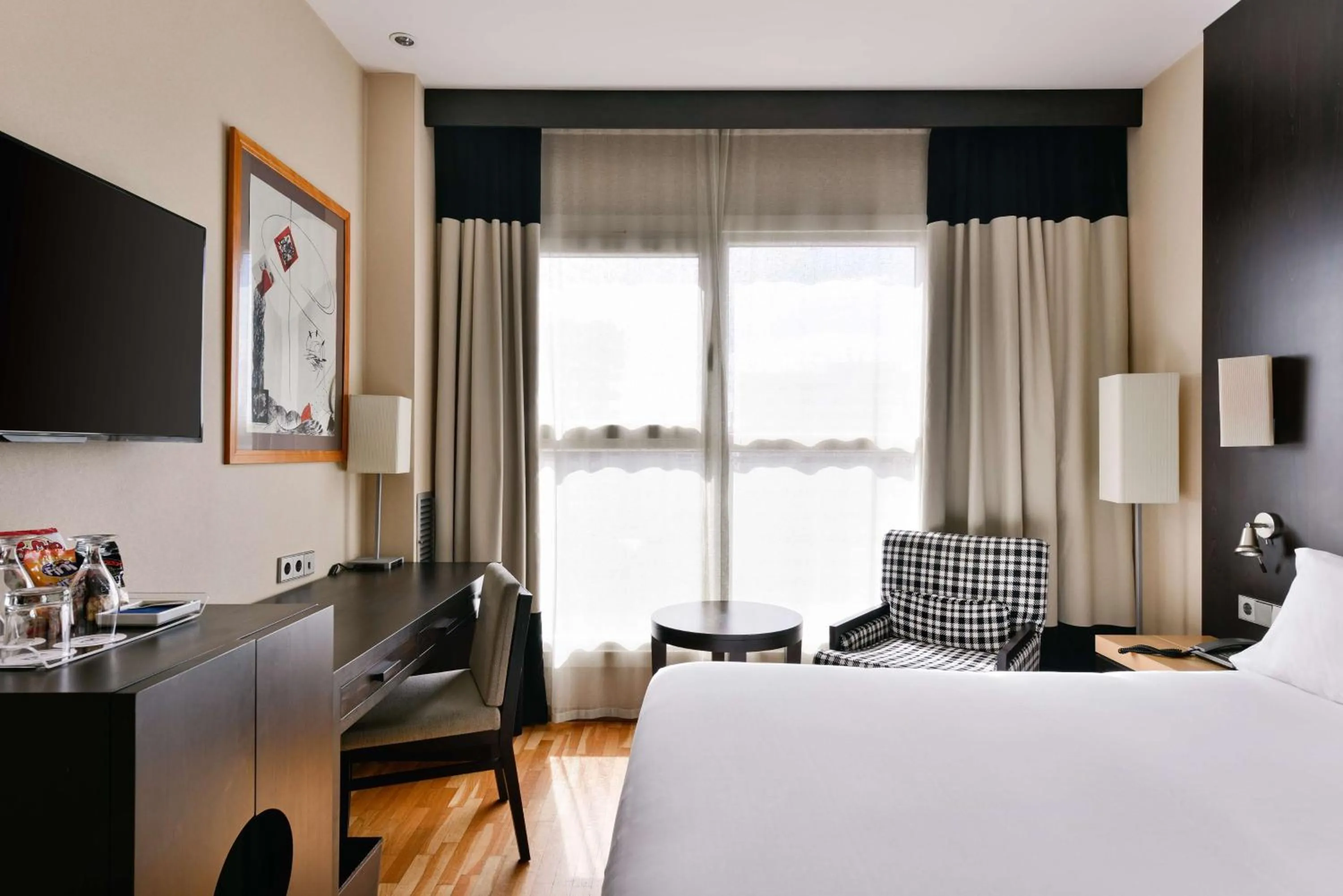 Bedroom, Bed in NH Valencia Center