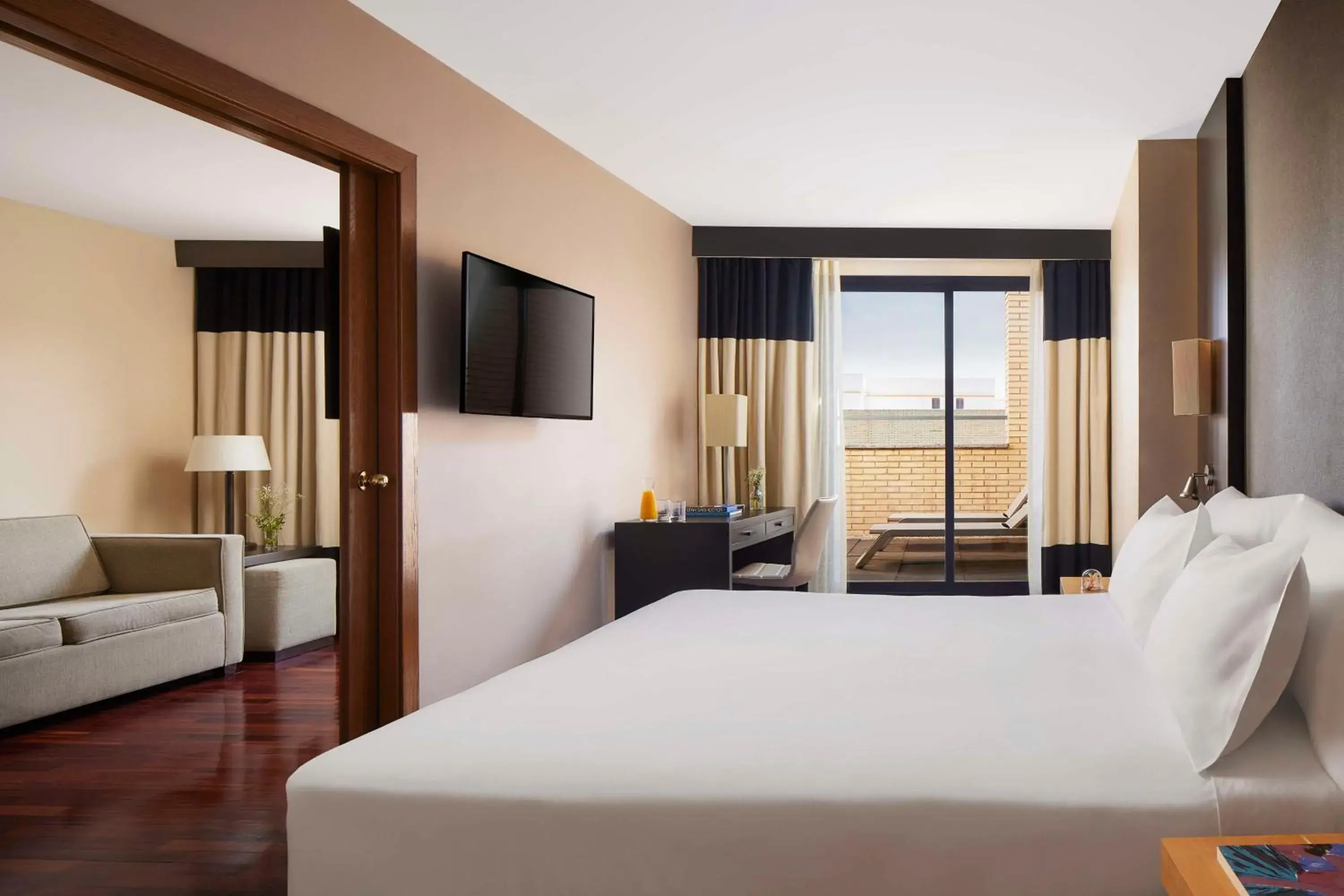 Photo of the whole room, Bed in NH Ciudad de Valencia Photo of the whole room, Bed in NH Ciudad de Valencia