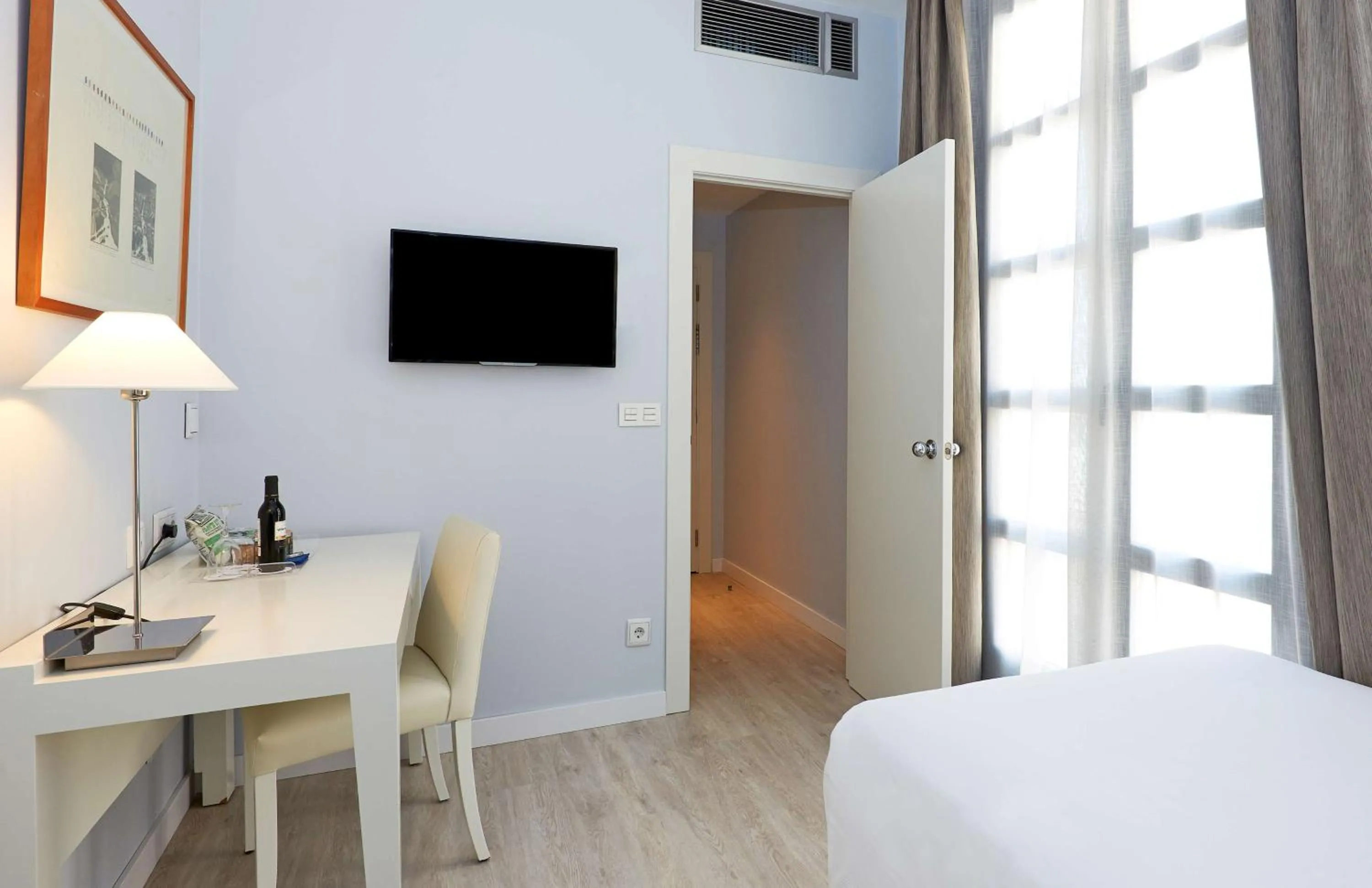 Photo of the whole room, Bed in NH Valencia Las Artes