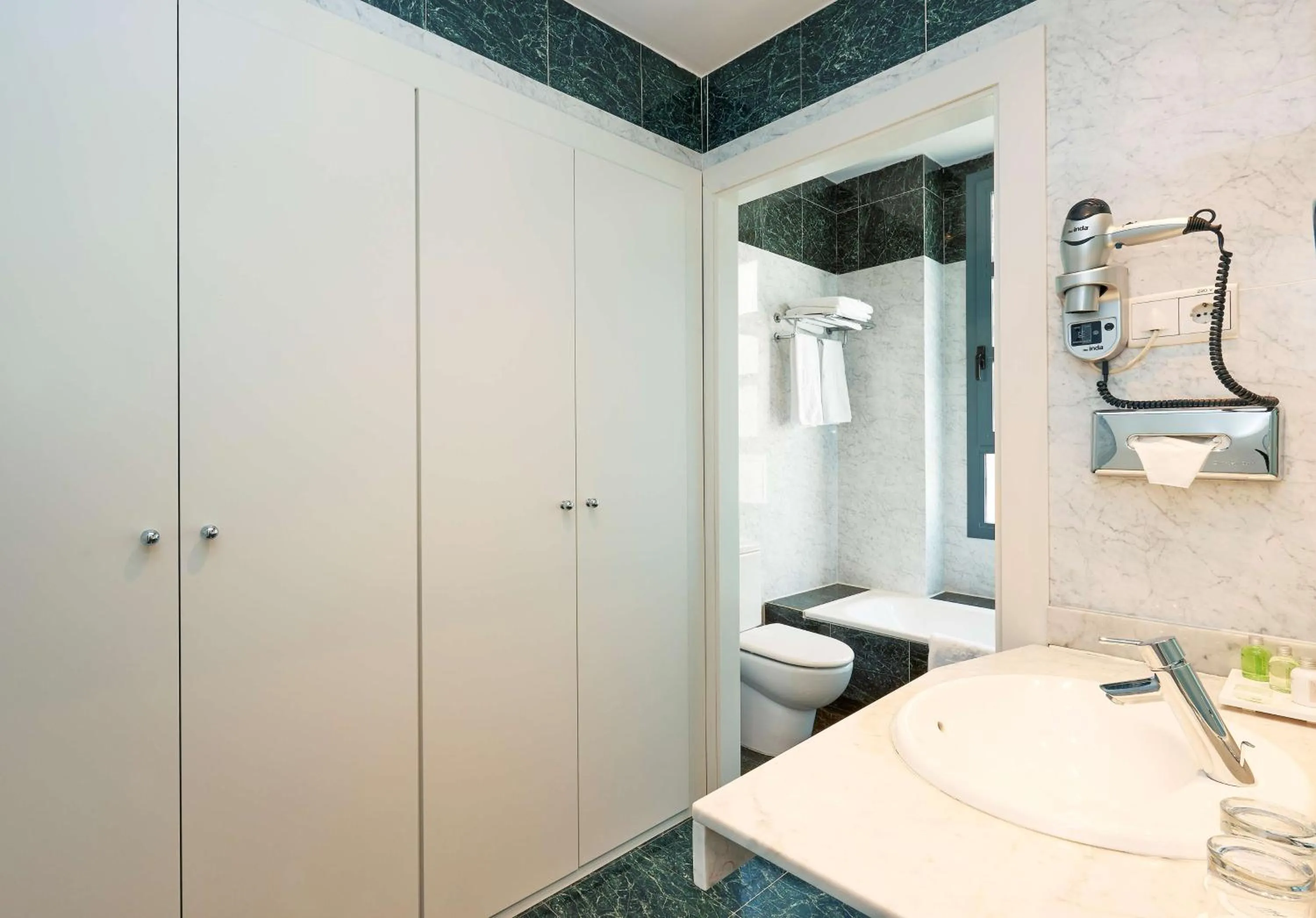 Bathroom in NH Valencia Las Artes