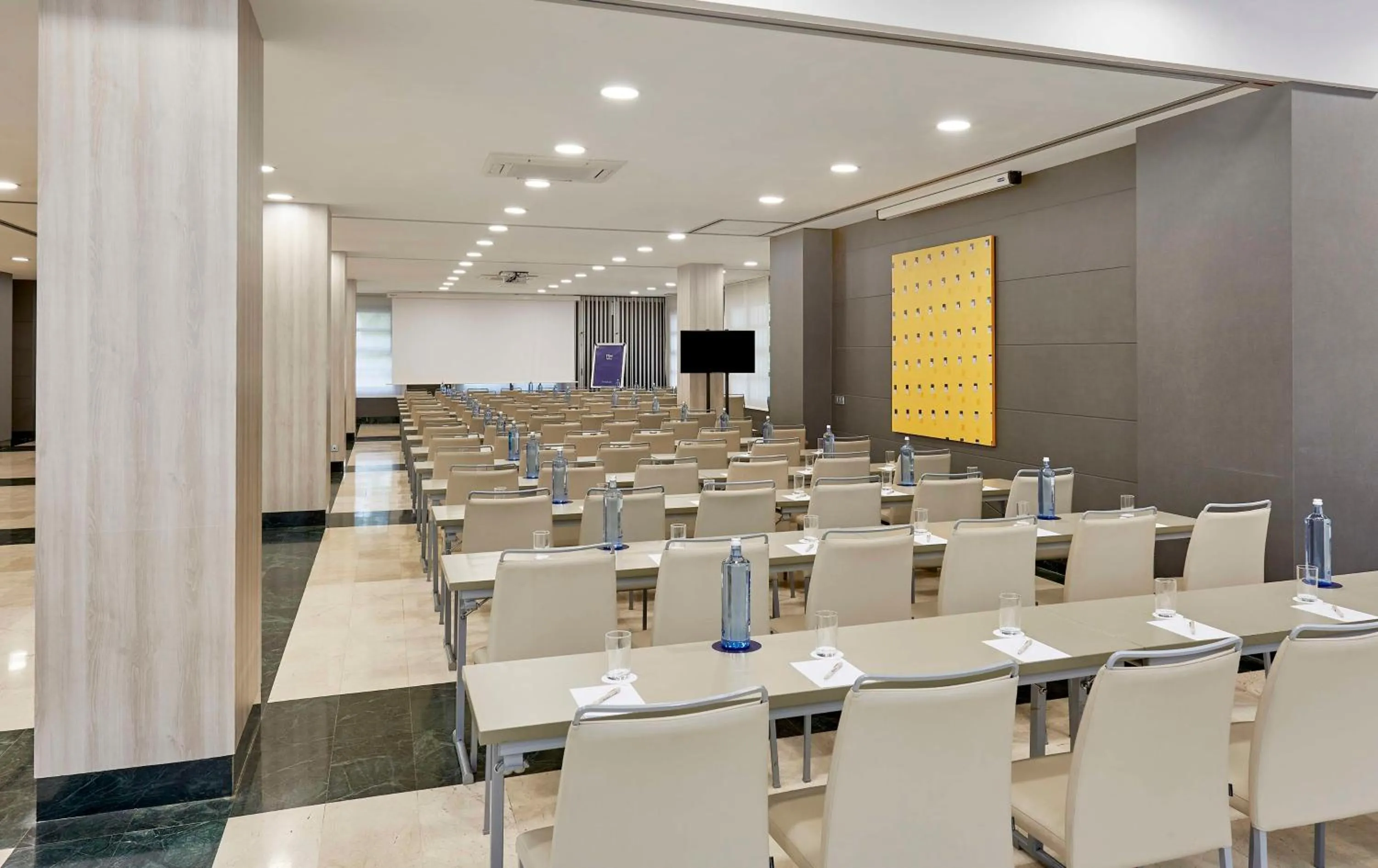 Meeting/conference room in NH Valencia Las Artes