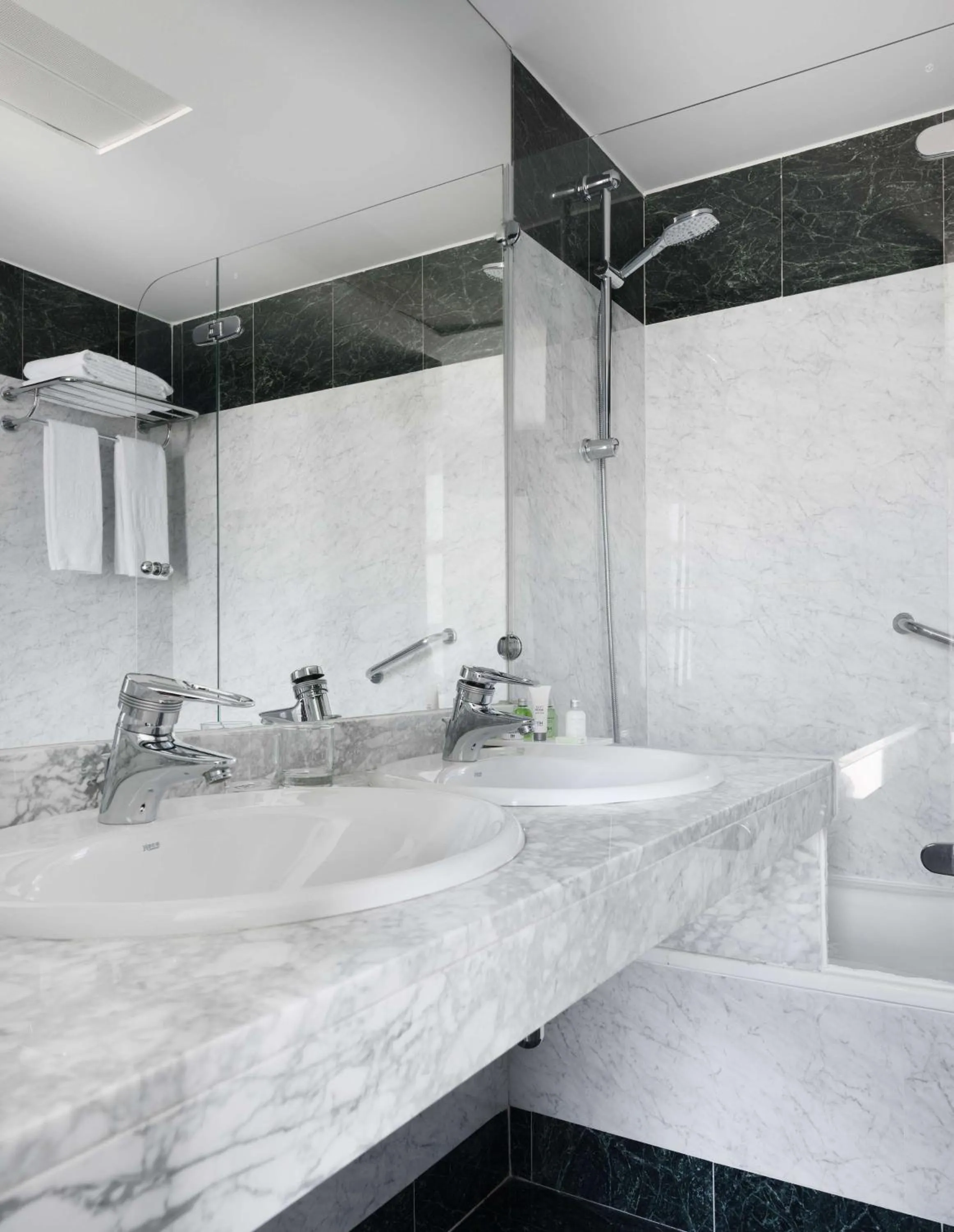 Bathroom in NH Valencia Las Artes