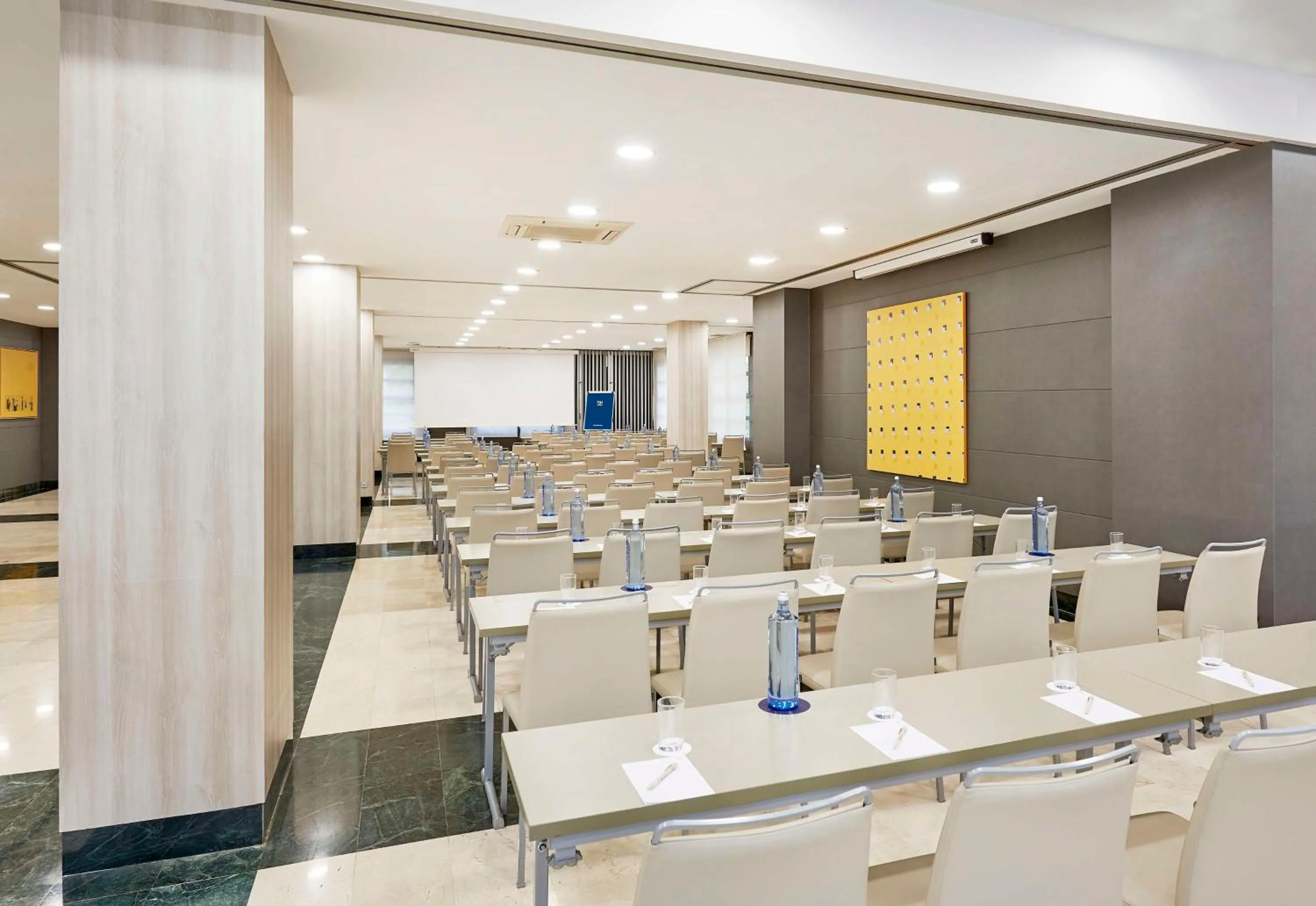 Meeting/conference room in NH Valencia Las Artes