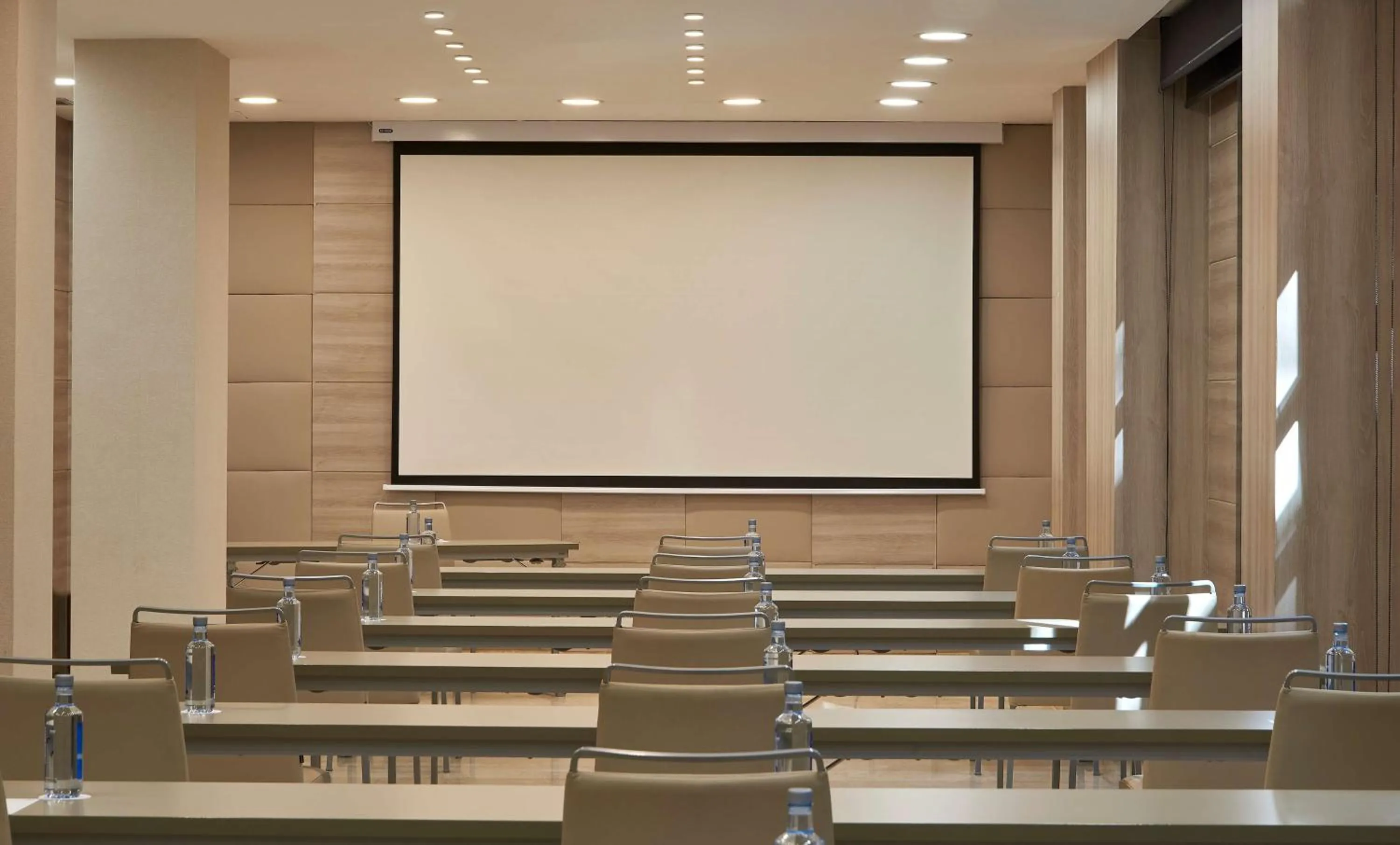 Meeting/conference room in NH Valencia Las Artes