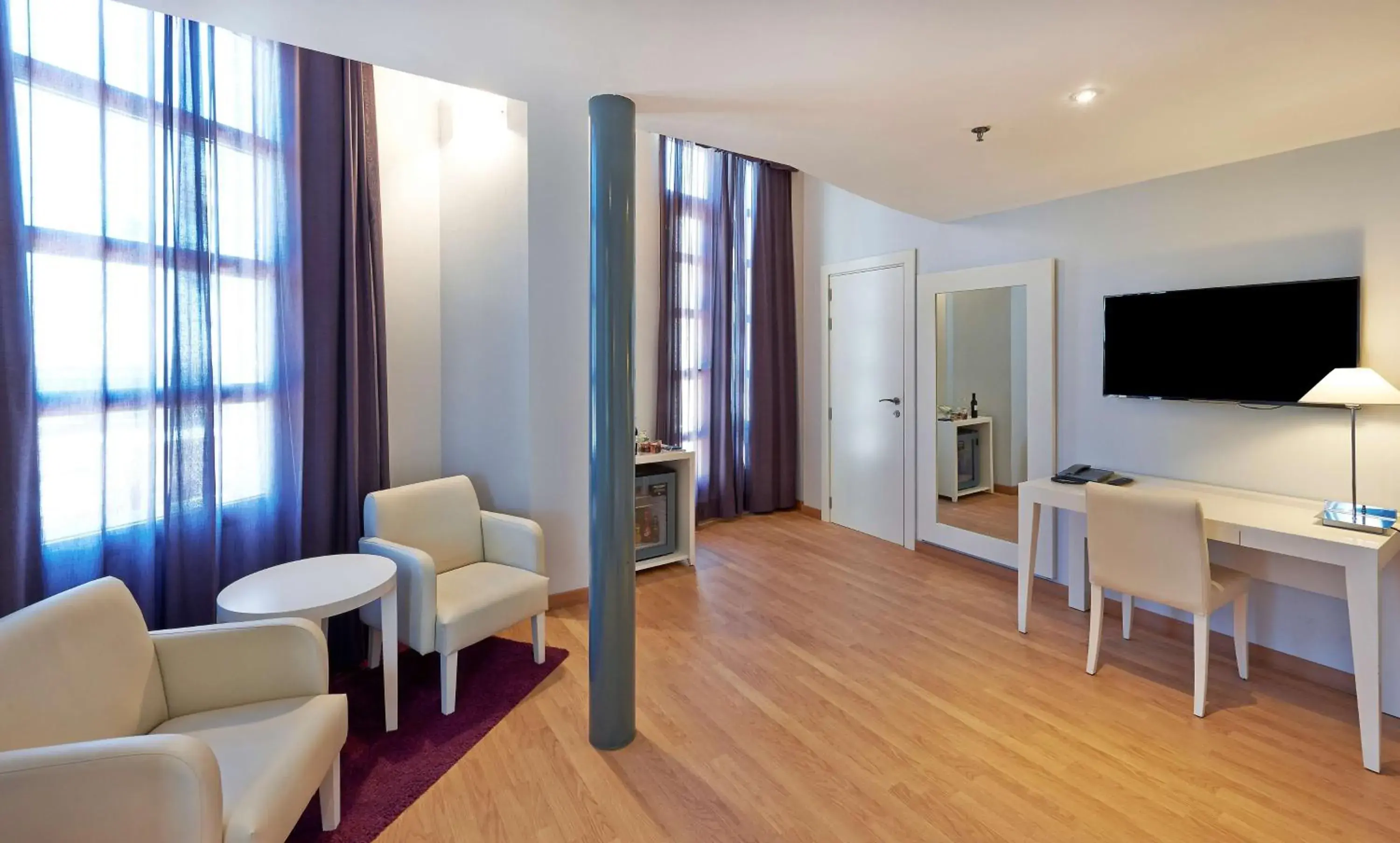 Photo of the whole room in NH Valencia Las Artes Photo of the whole room in NH Valencia Las Artes