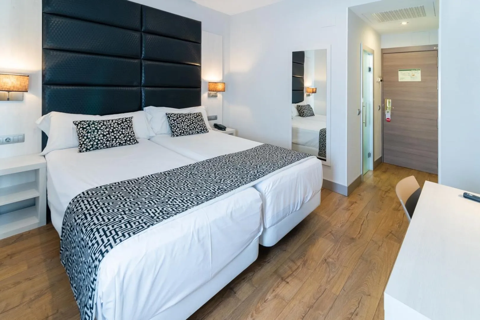 Photo of the whole room, Bed in Hotel Selu