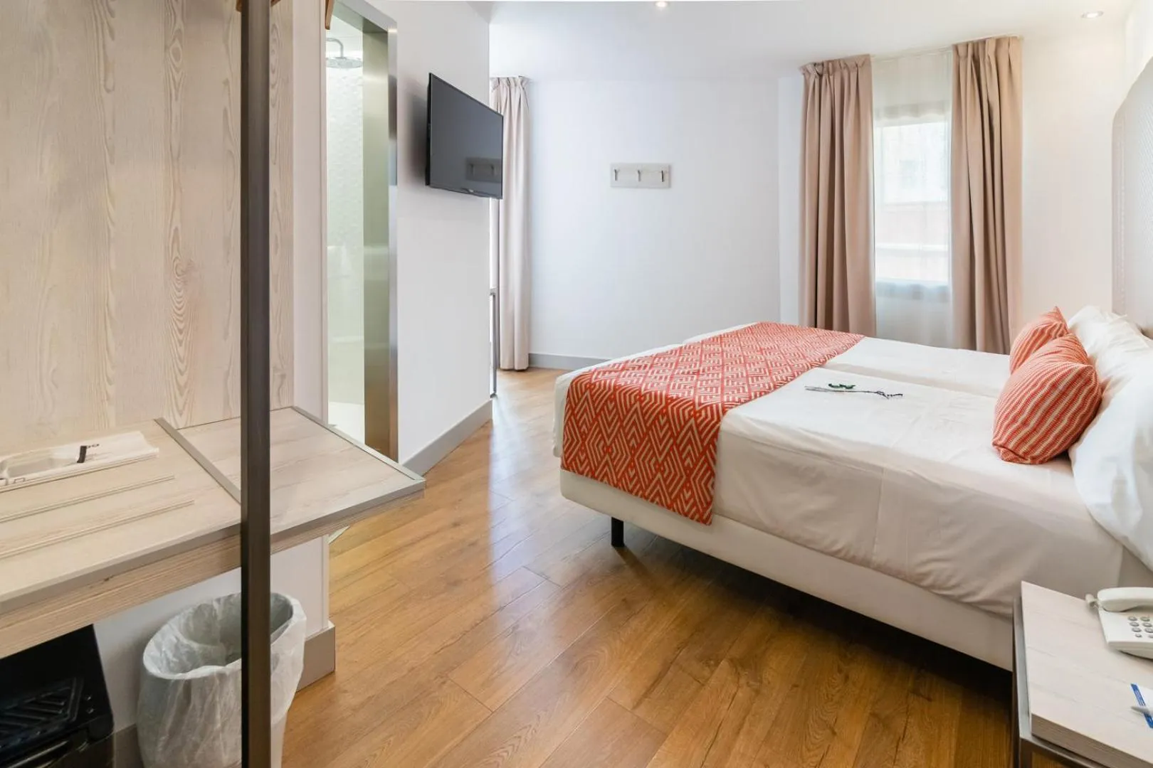 Photo of the whole room, Bed in Hotel Selu