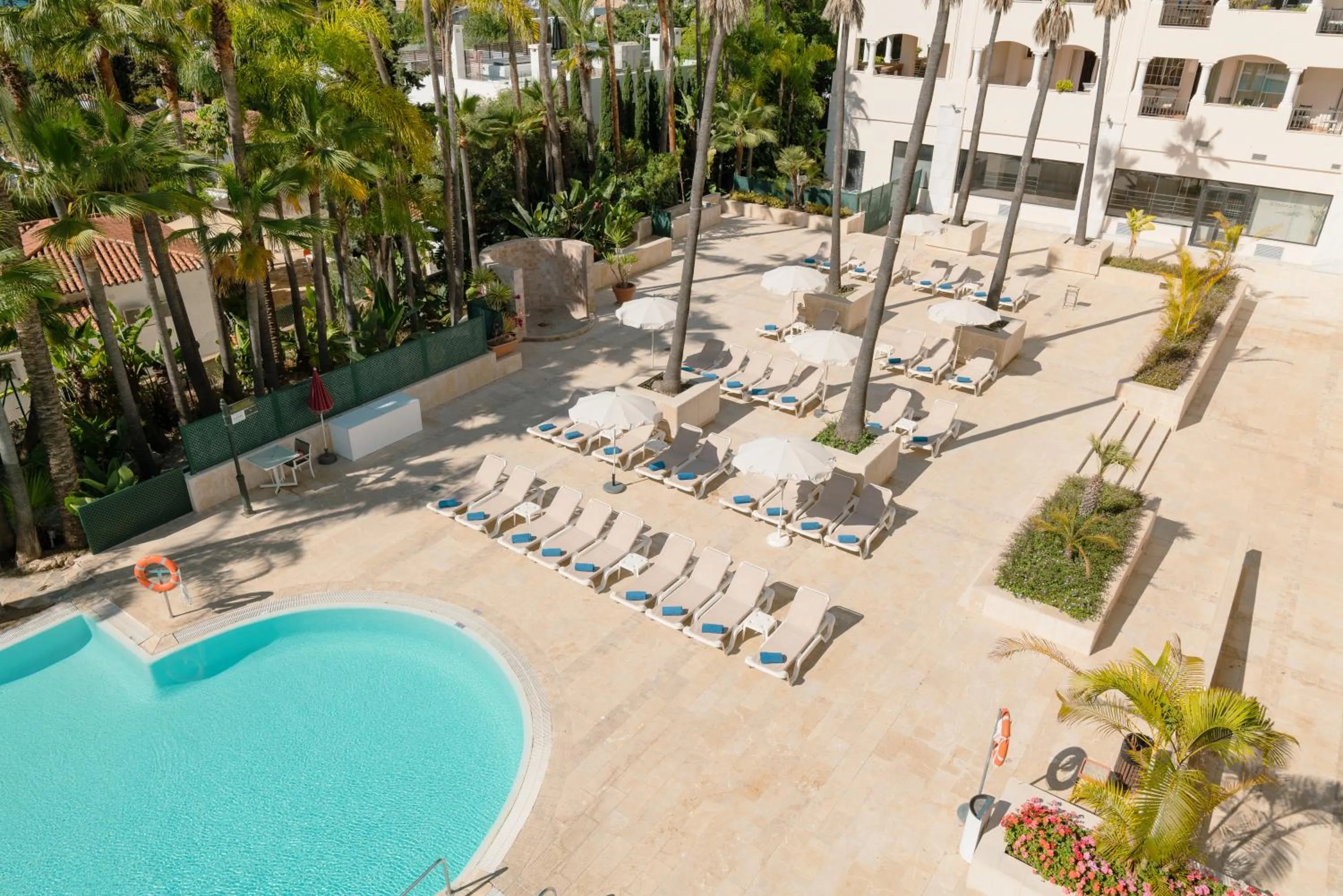 Swimming pool in Guadalpin Suites