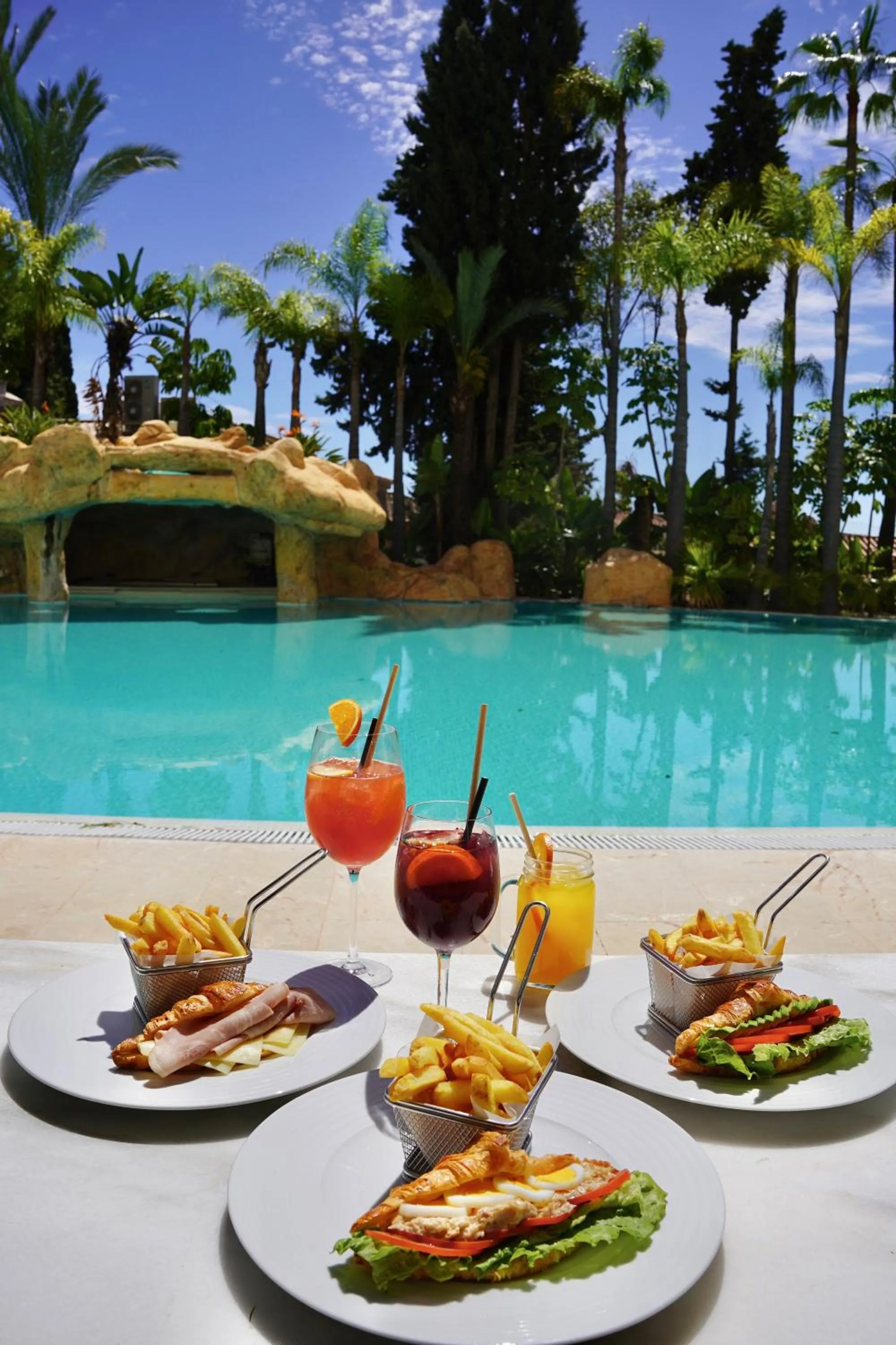 Restaurant/places to eat in Guadalpin Suites