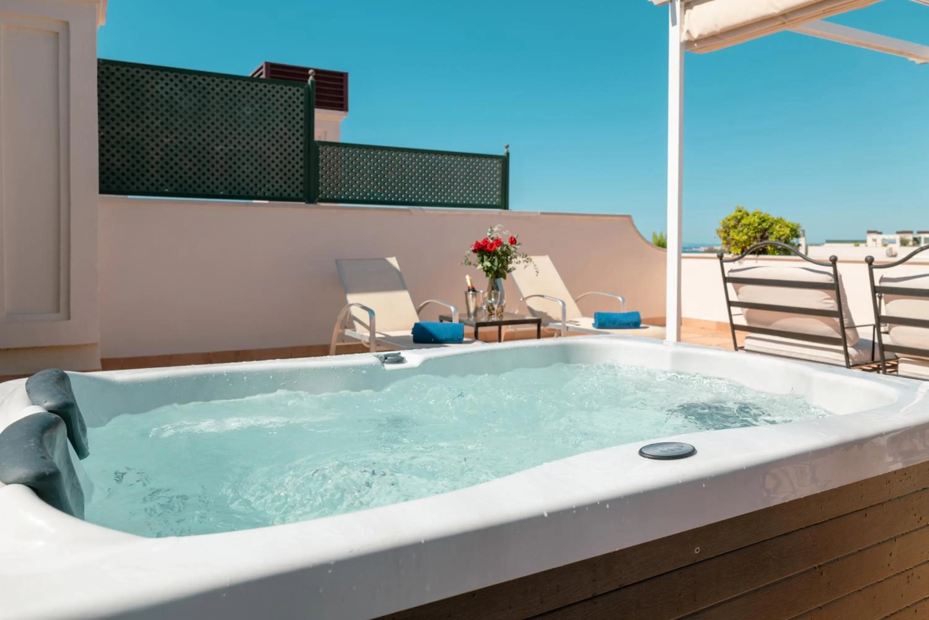 Hot Tub in Guadalpin Suites
