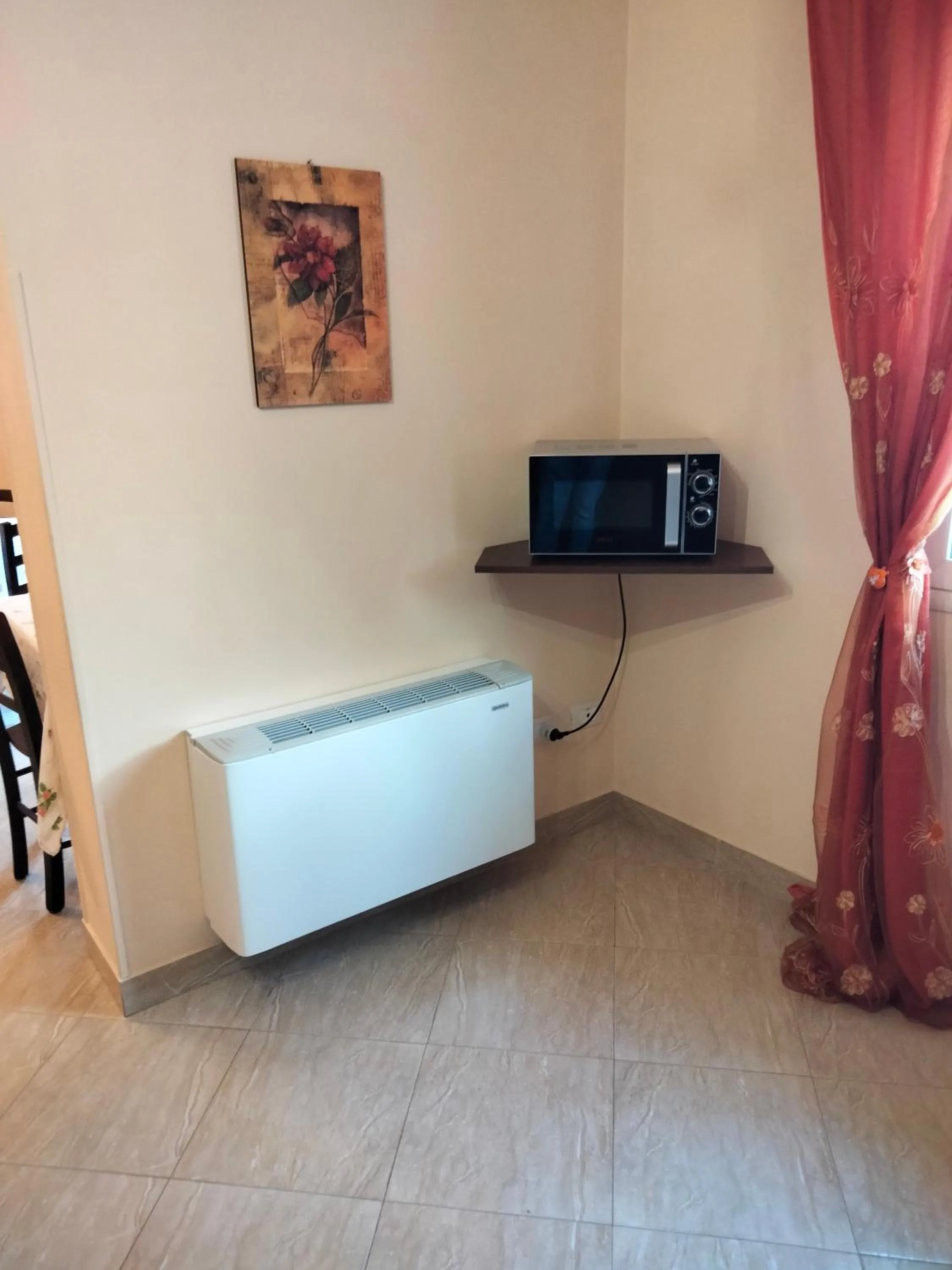 microwave in THE BEST ROOMS & APARTMENTS - Parcheggia gratis sotto casa ed entra -
