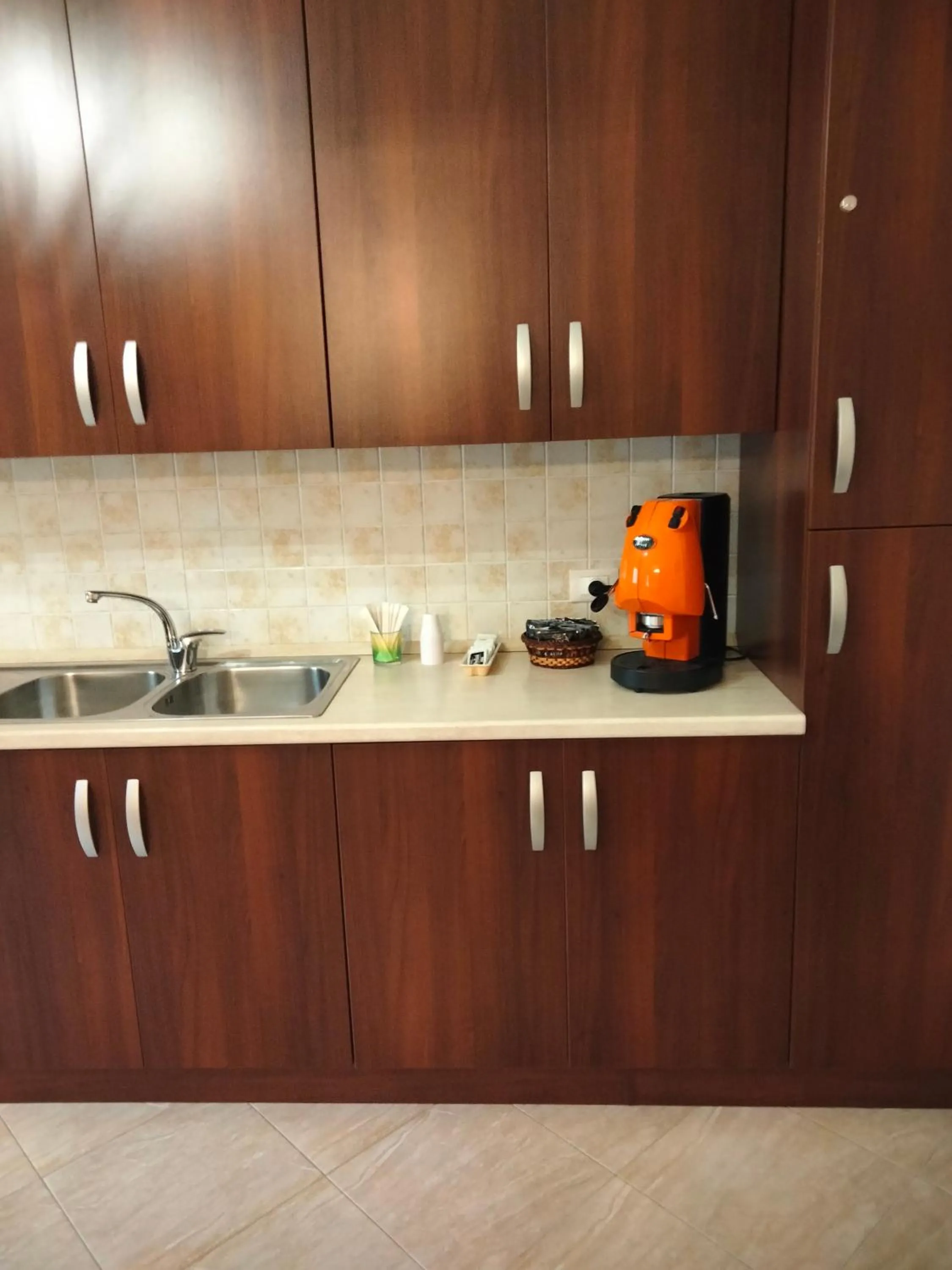 Coffee/tea facilities in THE BEST ROOMS & APARTMENTS - Parcheggia gratis sotto casa ed entra -