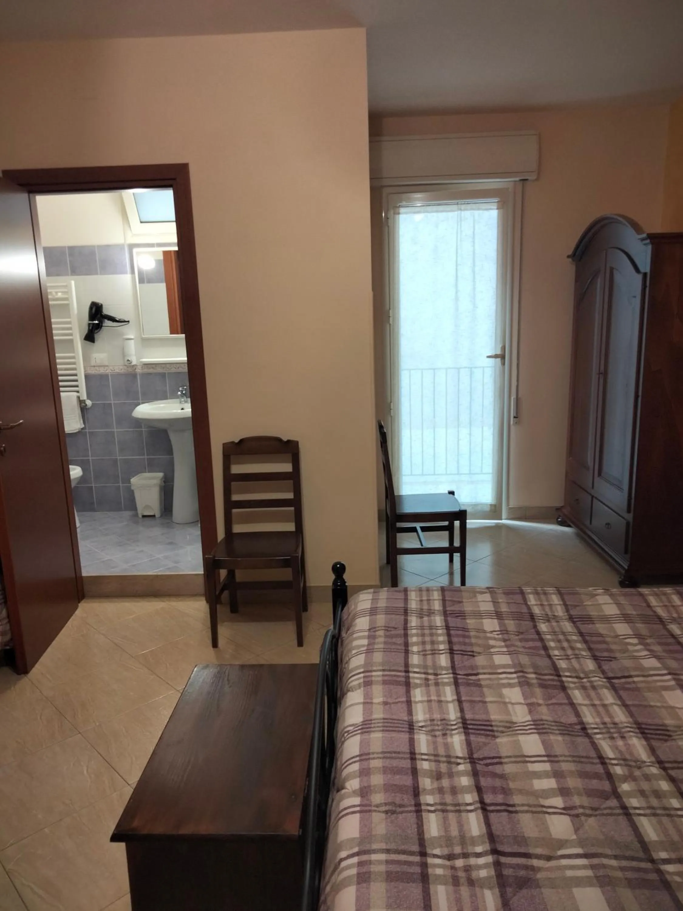 Photo of the whole room, Bed in THE BEST ROOMS & APARTMENTS - Parcheggia gratis sotto casa ed entra -