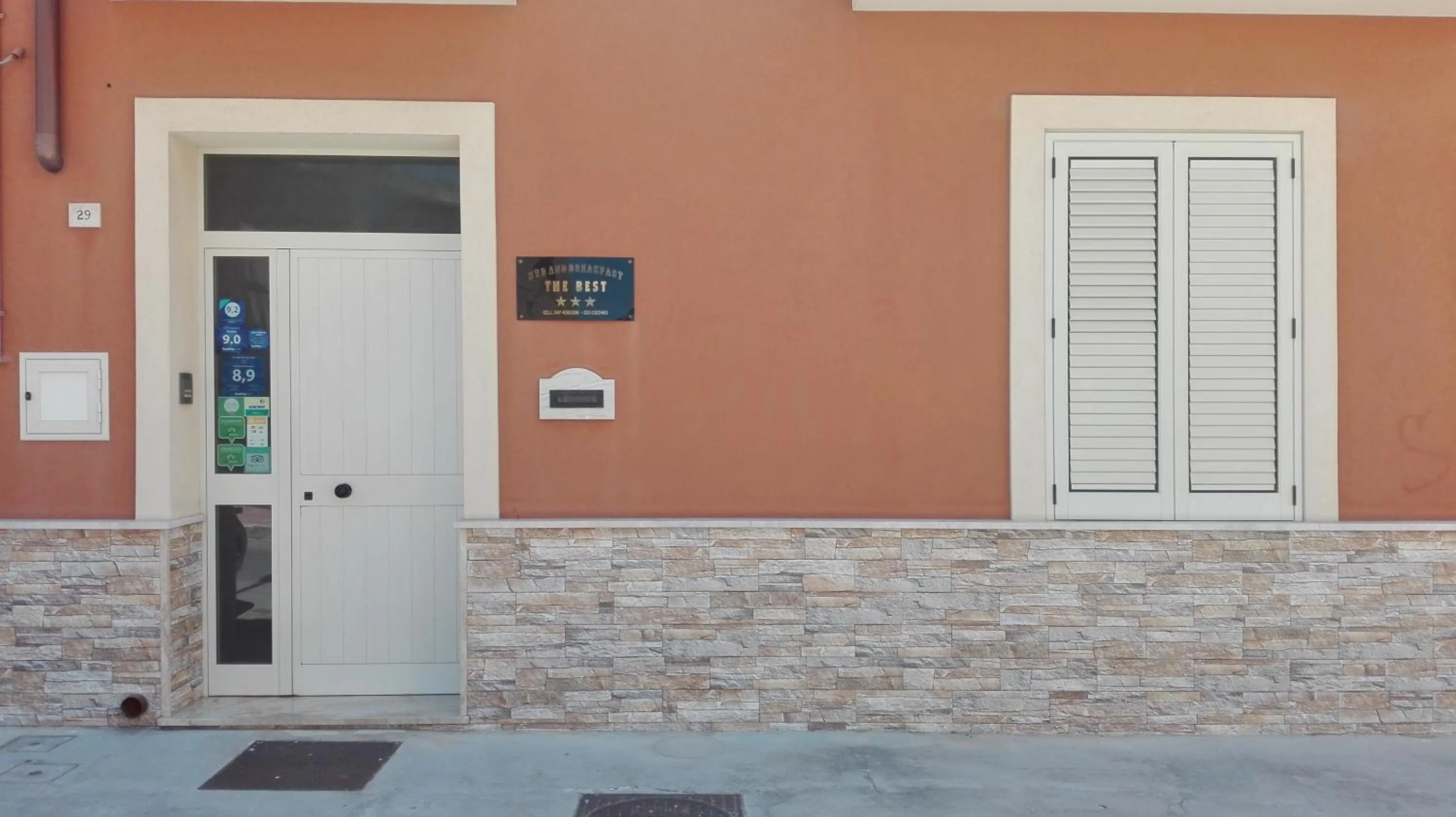 Property building in THE BEST ROOMS & APARTMENTS - Parcheggia gratis sotto casa ed entra -