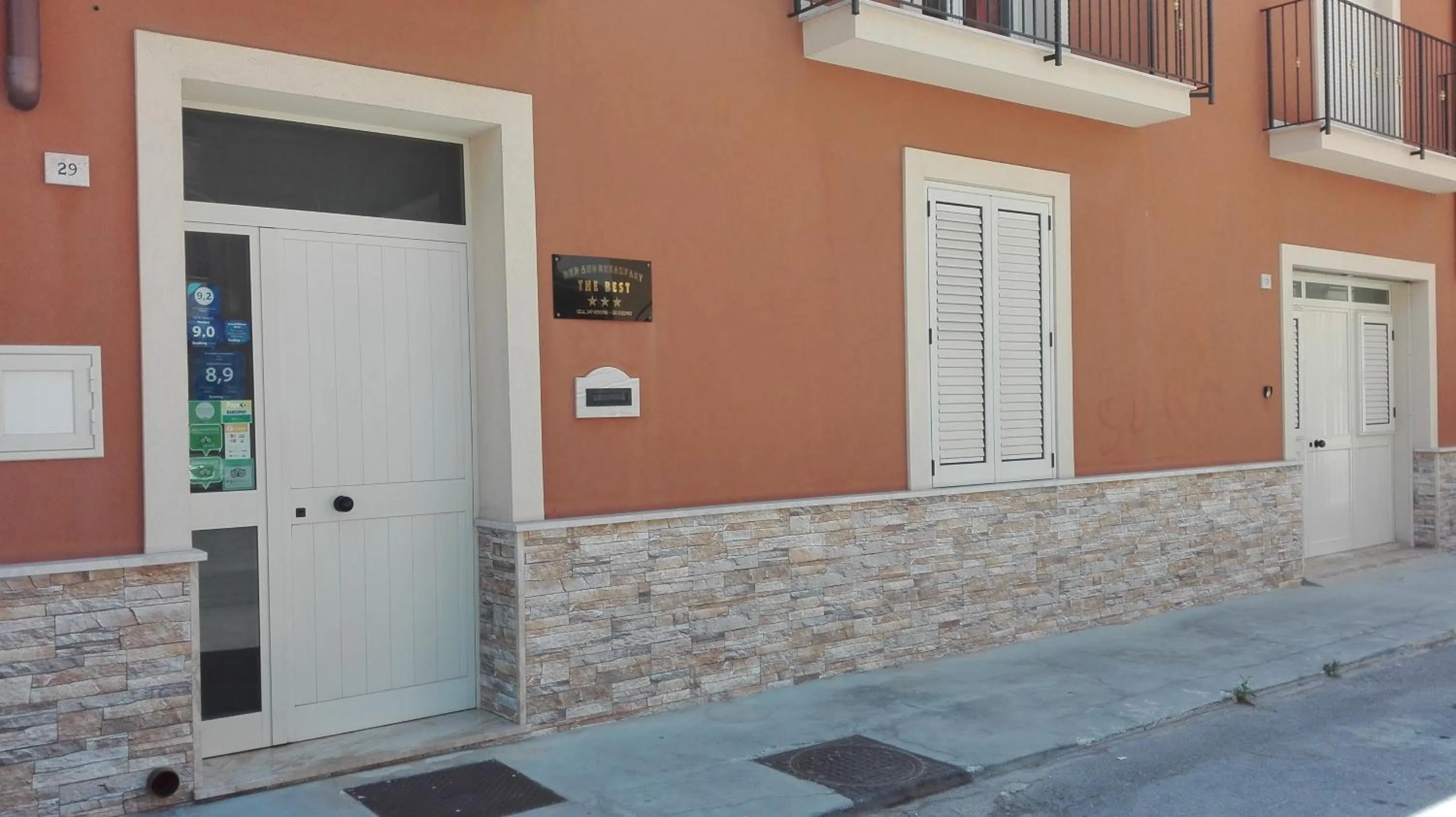 Facade/entrance in THE BEST ROOMS & APARTMENTS - Parcheggia gratis sotto casa ed entra -