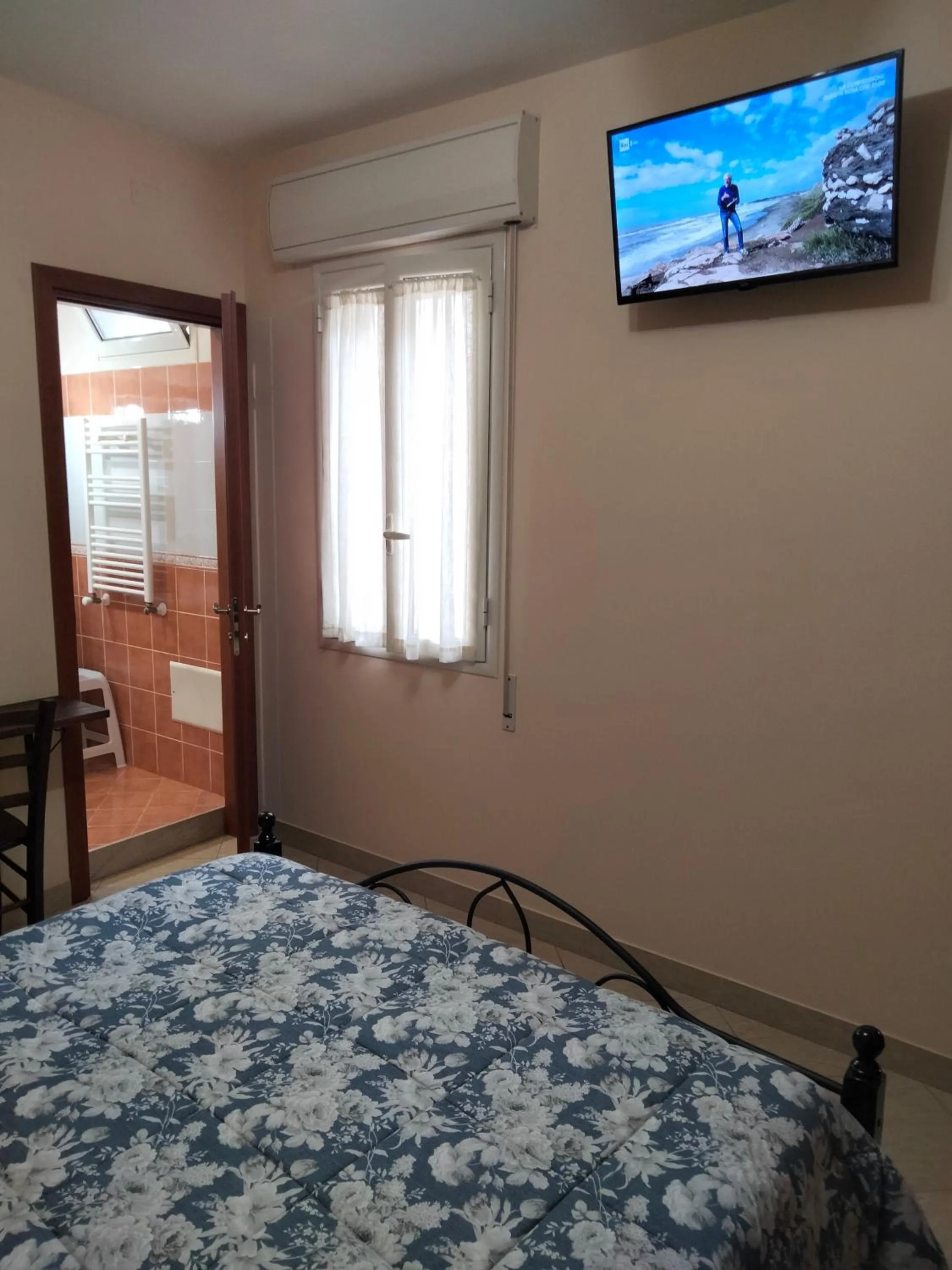 Photo of the whole room, Bed in THE BEST ROOMS & APARTMENTS - Parcheggia gratis sotto casa ed entra -