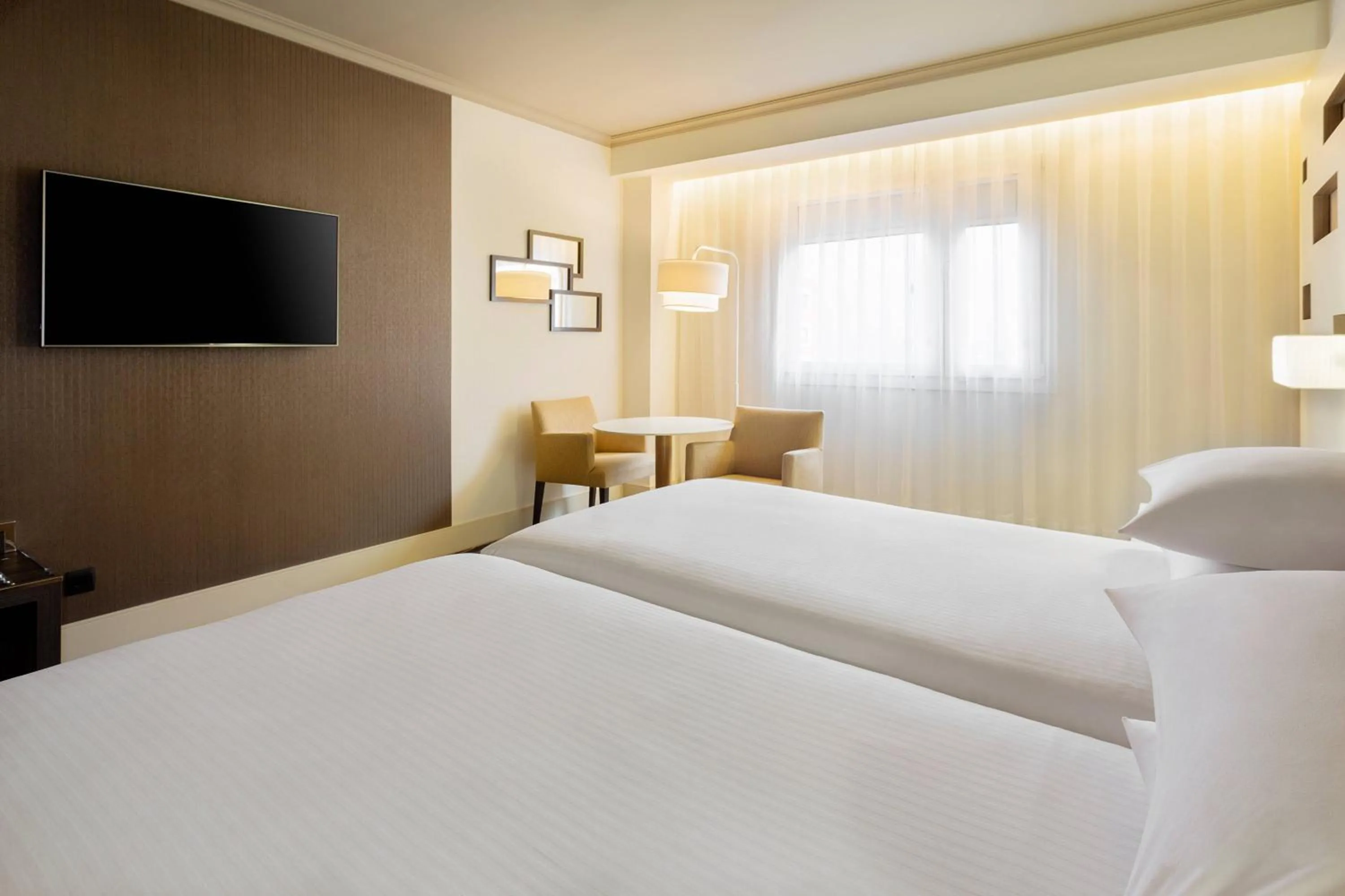Photo of the whole room, Bed in Madrid Marriott Auditorium Hotel & Conference Center