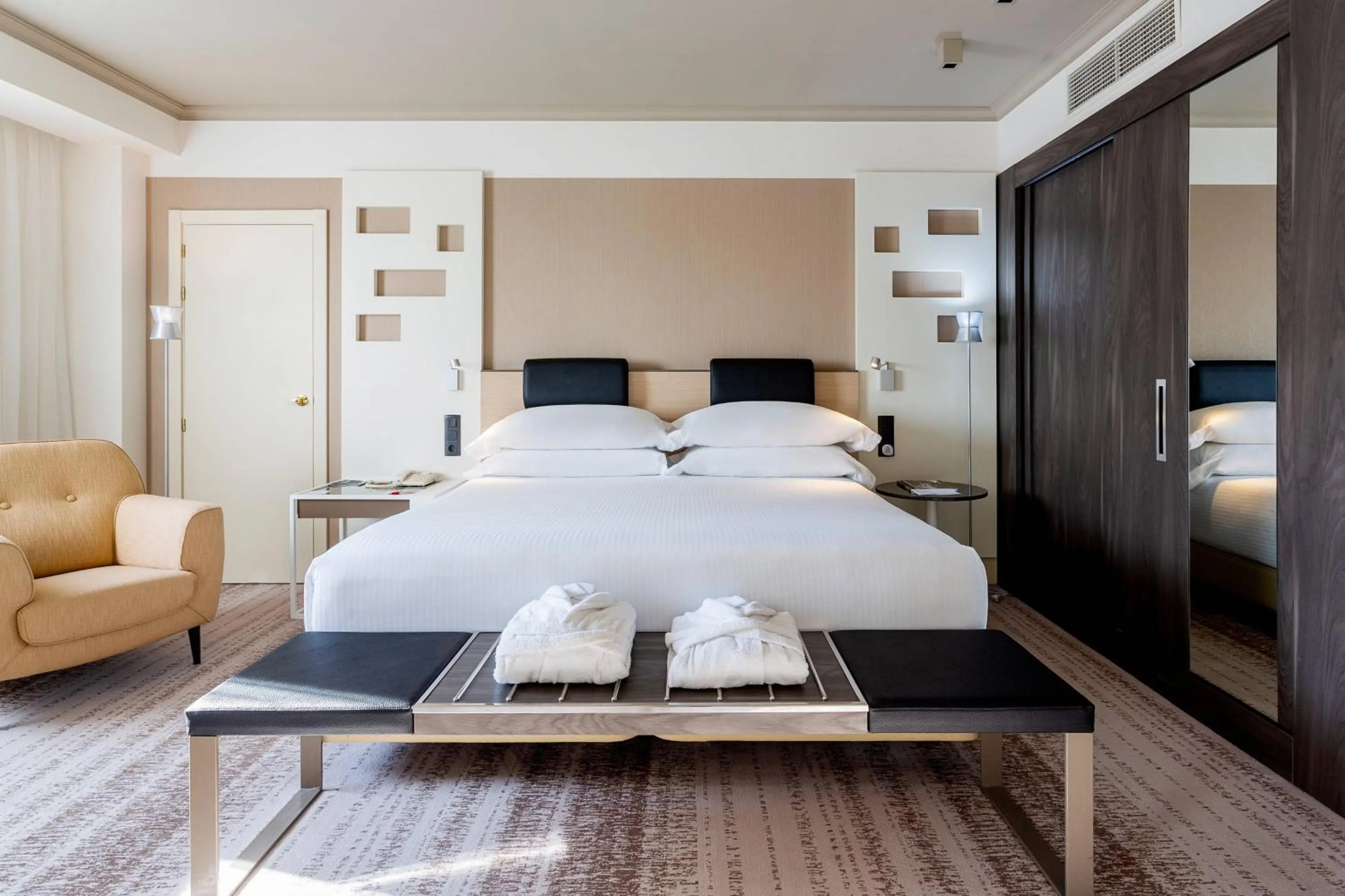 Photo of the whole room, Bed in Madrid Marriott Auditorium Hotel & Conference Center