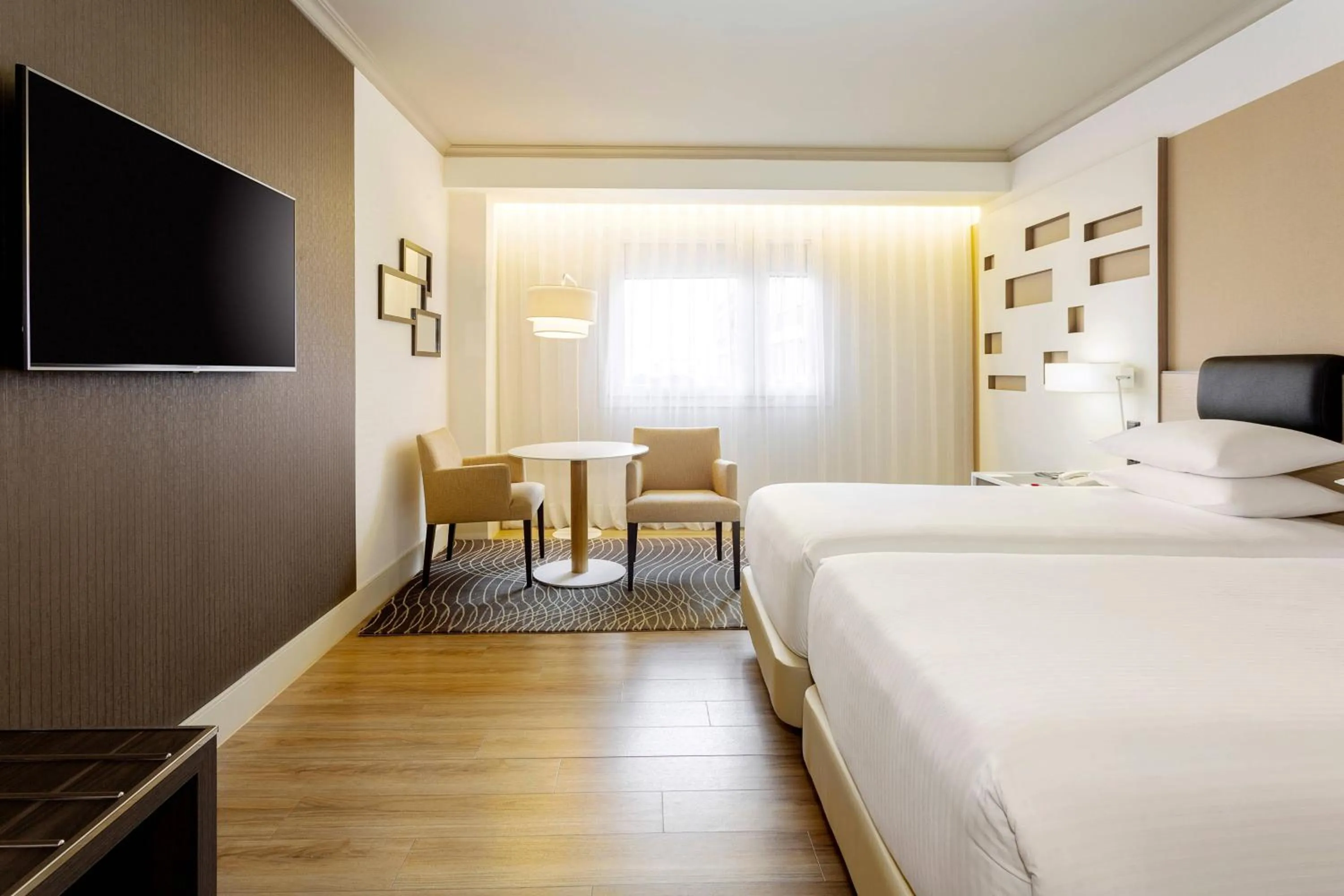 Photo of the whole room, Bed in Madrid Marriott Auditorium Hotel & Conference Center
