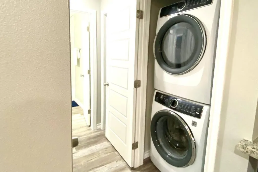 NEW! close to Downtown, Malls & Premium Outlets, with Balcony