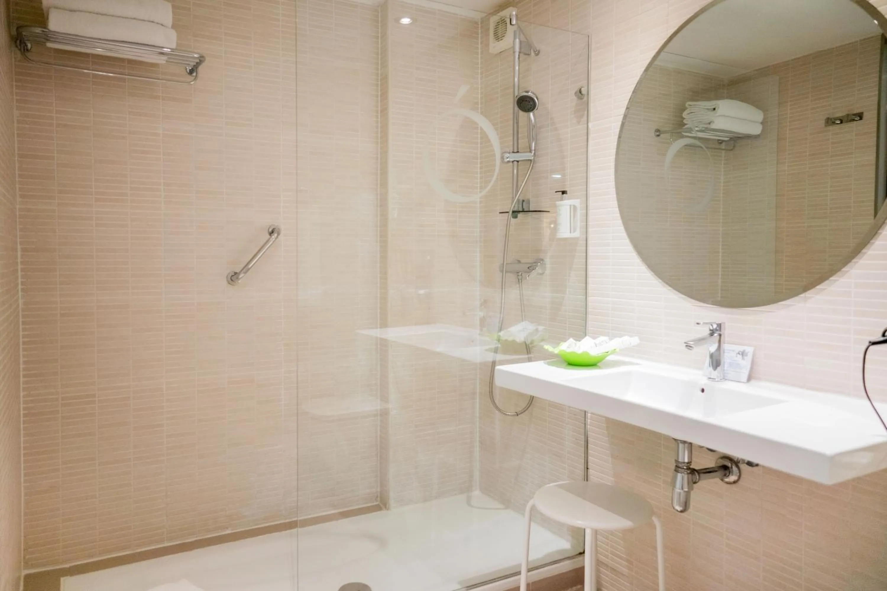 Bathroom in Hotel Opera