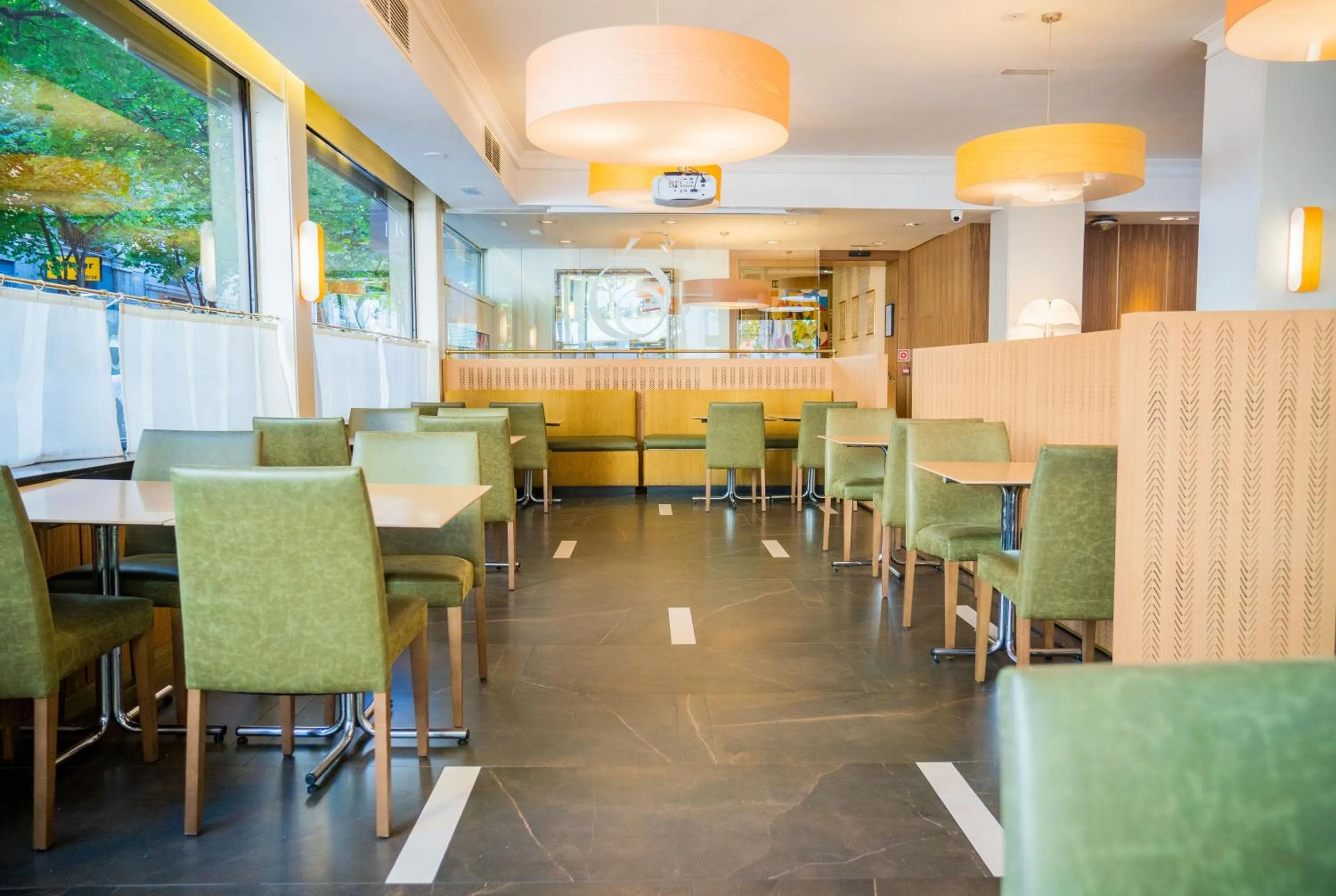 Restaurant/places to eat in Hotel Opera