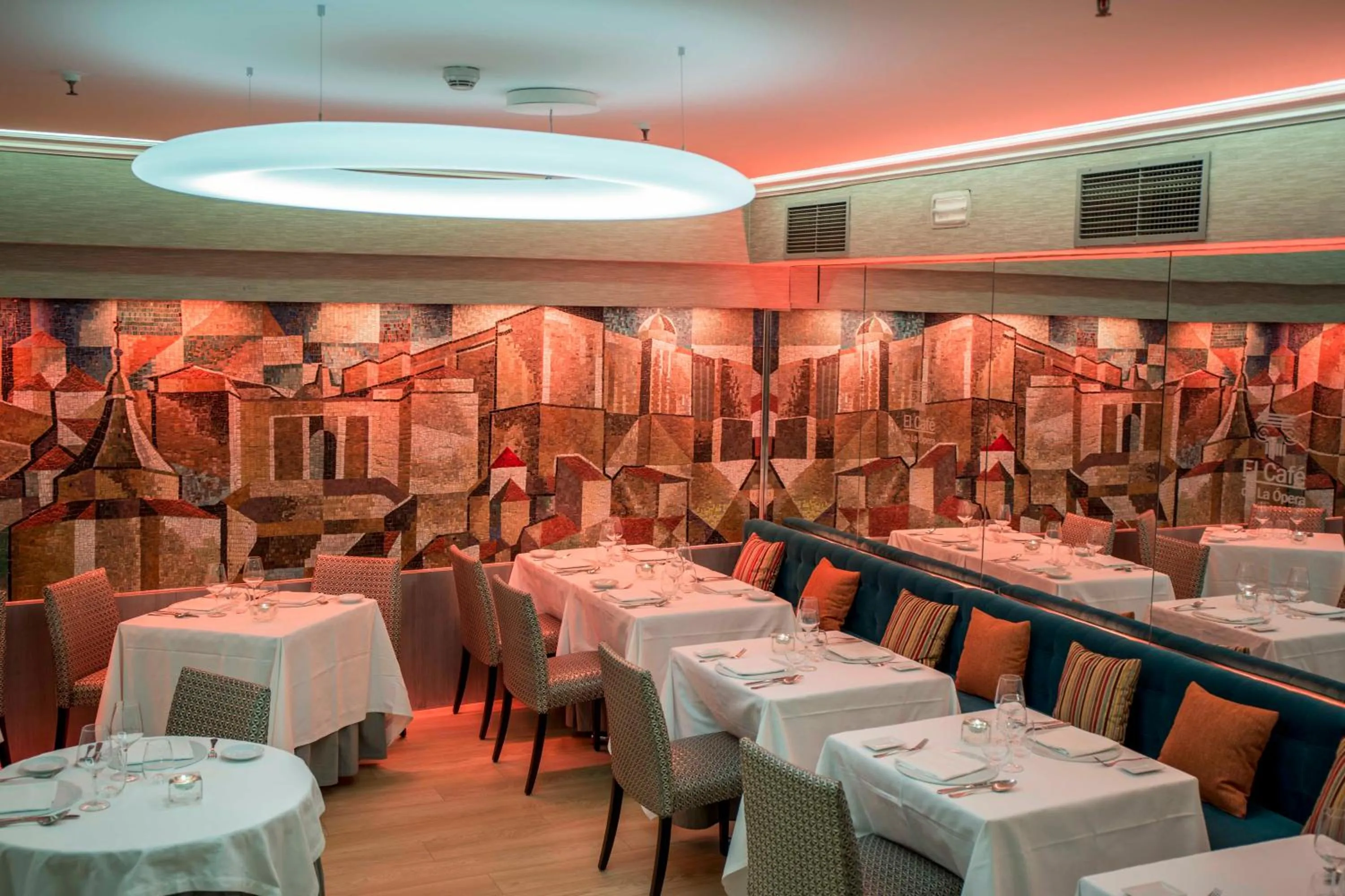 Restaurant/places to eat in Hotel Opera