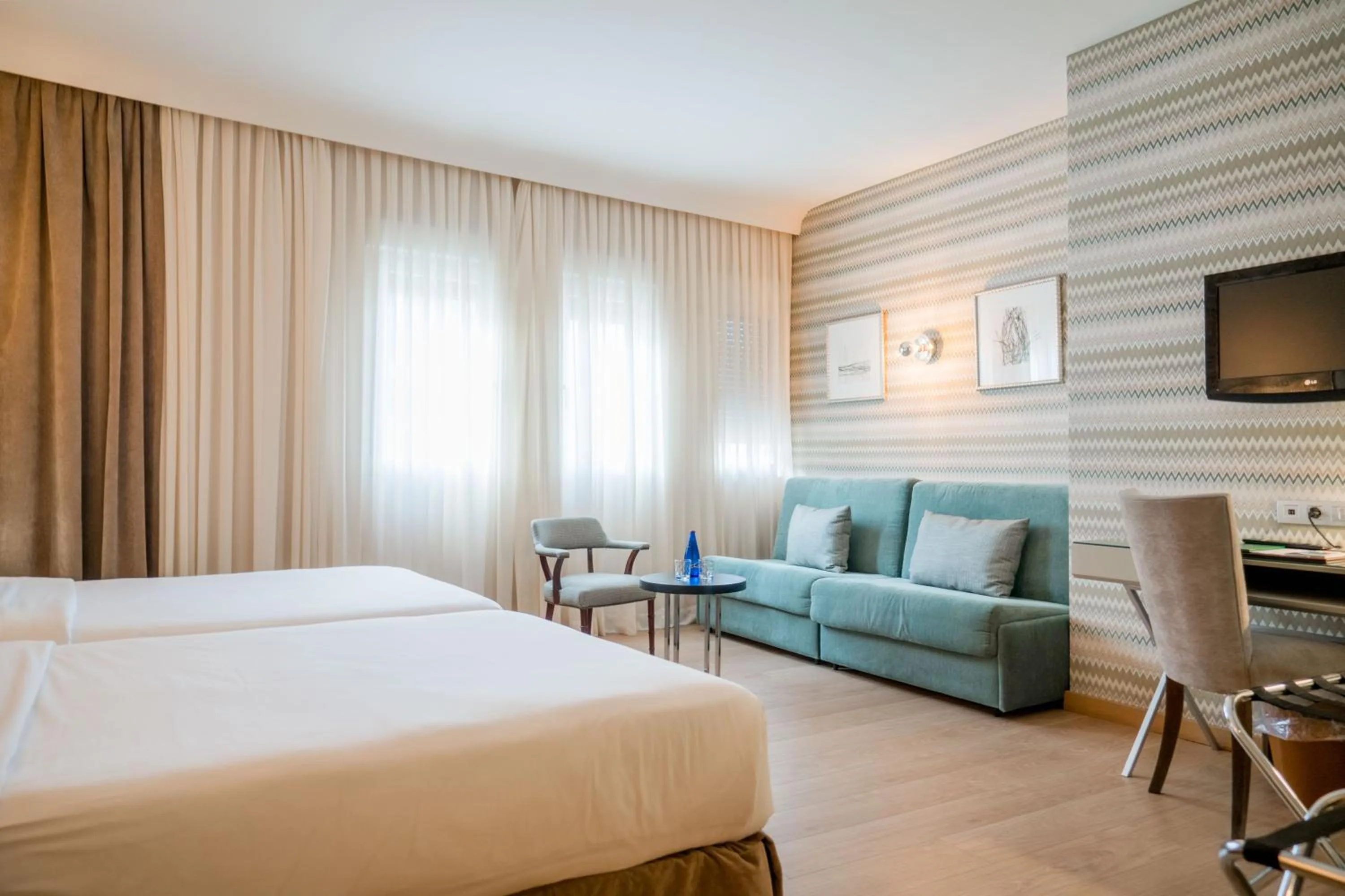 Photo of the whole room, Bed in Hotel Opera