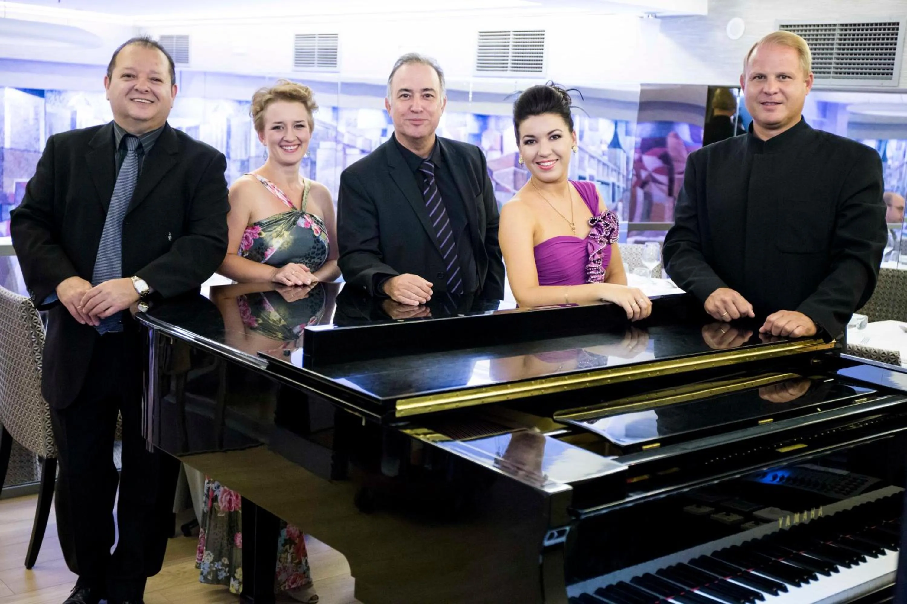 Restaurant/places to eat in Hotel Opera