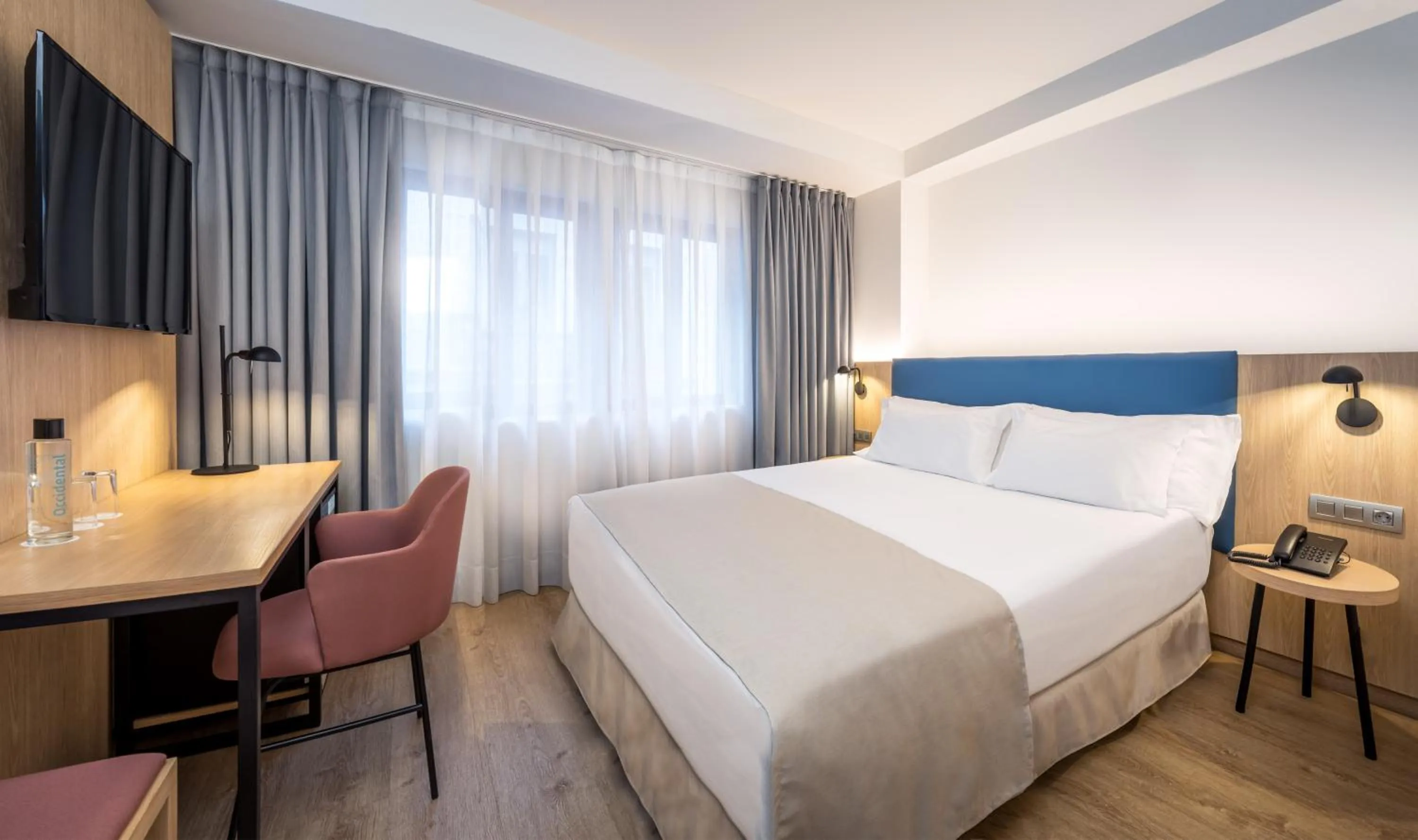 Photo of the whole room, Bed in Occidental Alicante