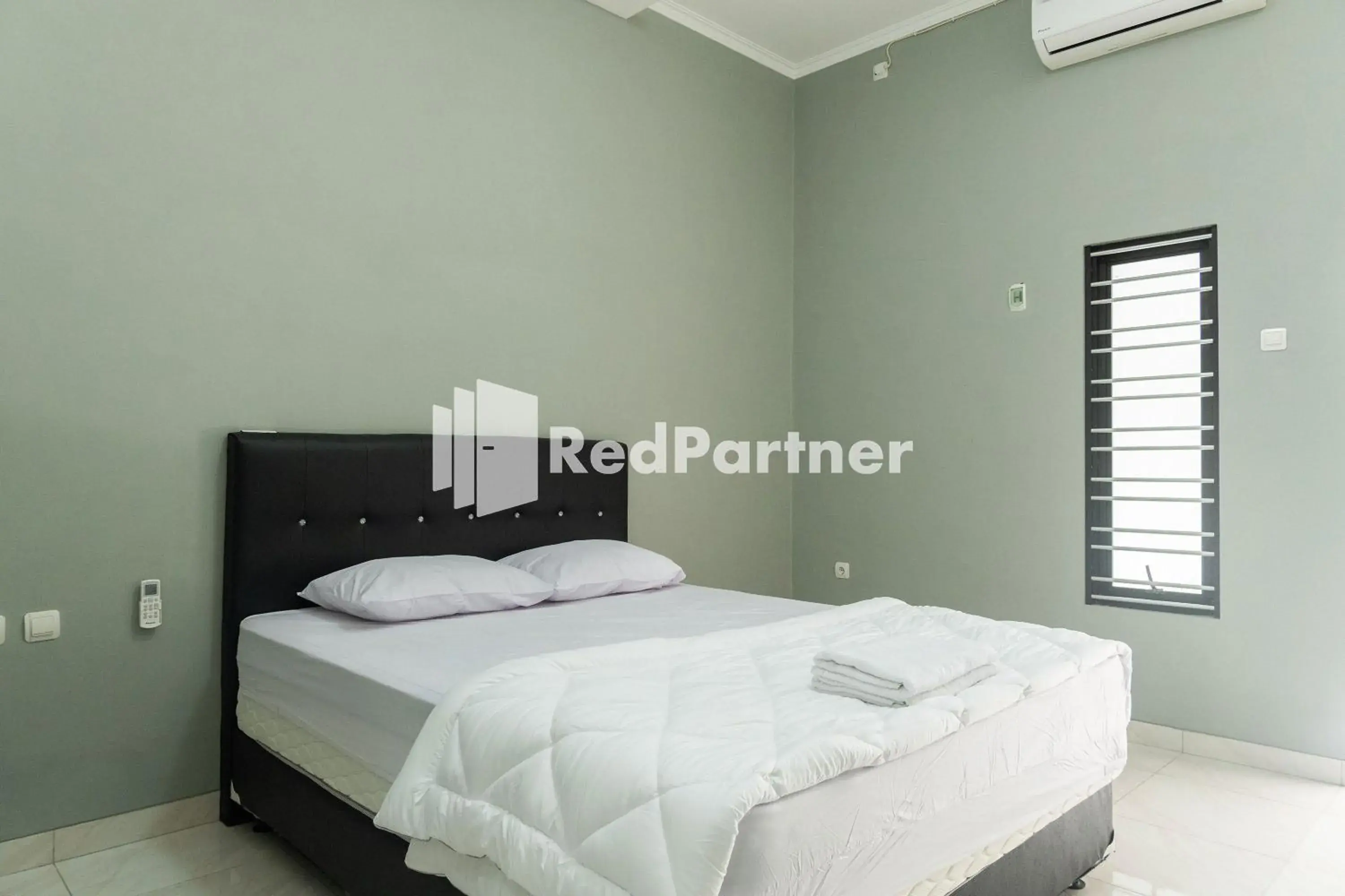 Bedroom, Bed in Athena House Syariah Near The Park Mall Solo Baru Mitra RedDoorz Bedroom, Bed in Athena House Syariah Near The Park Mall Solo Baru Mitra RedDoorz