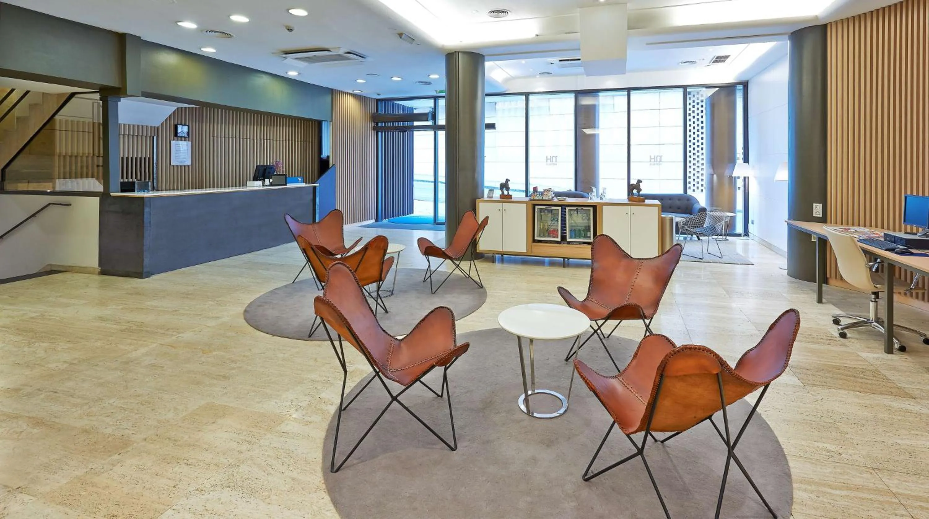Lobby or reception in NH Bilbao Deusto