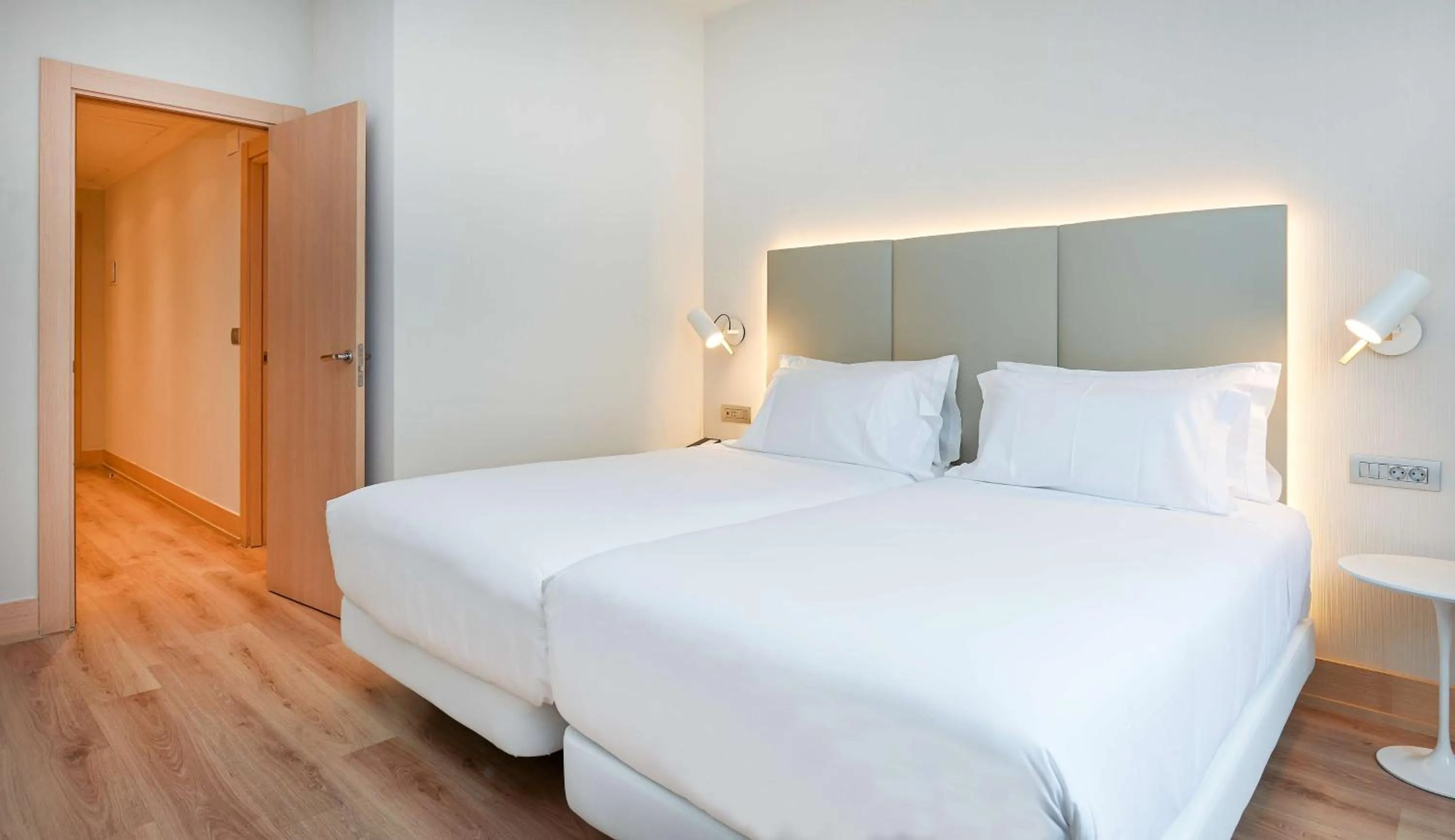 Photo of the whole room, Bed in NH Bilbao Deusto