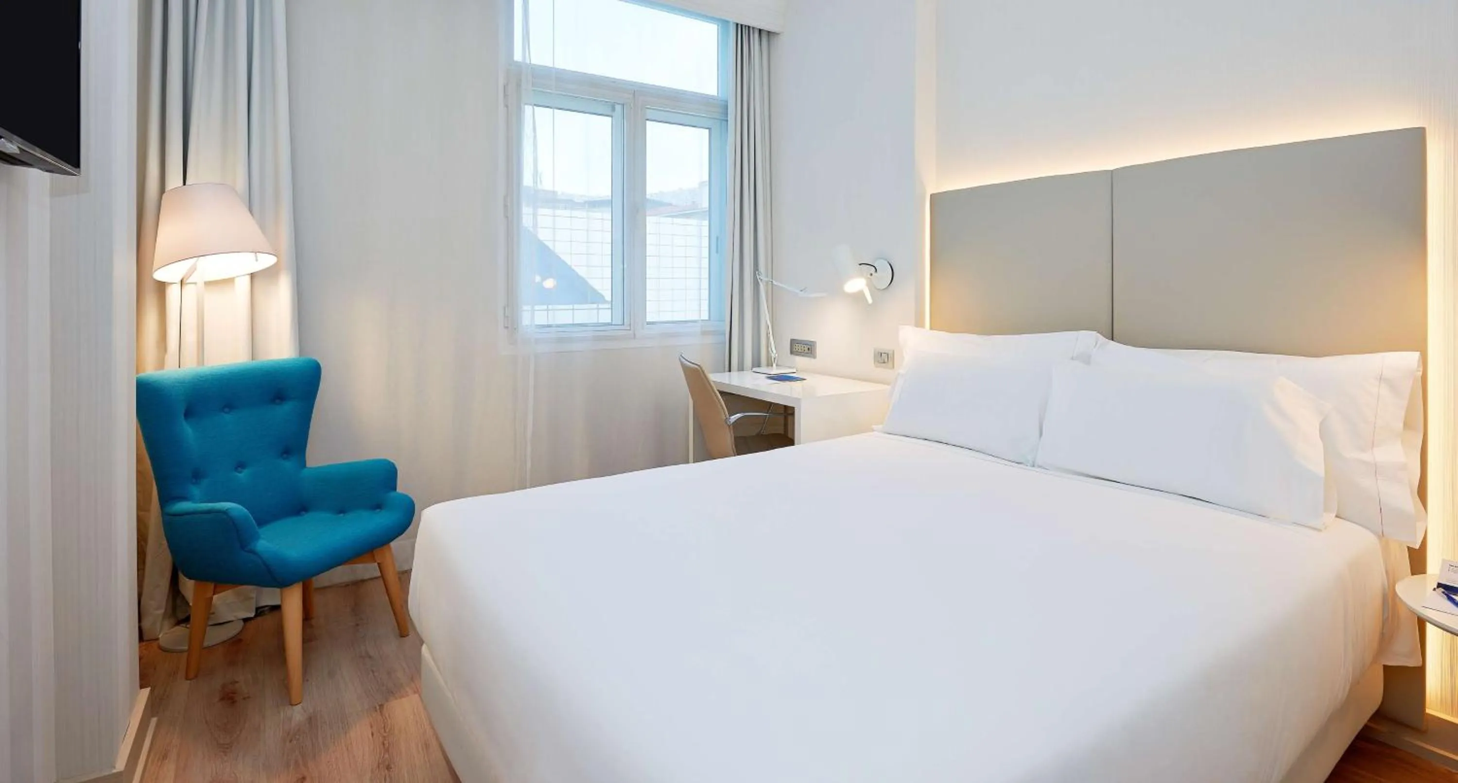 Photo of the whole room, Bed in NH Bilbao Deusto