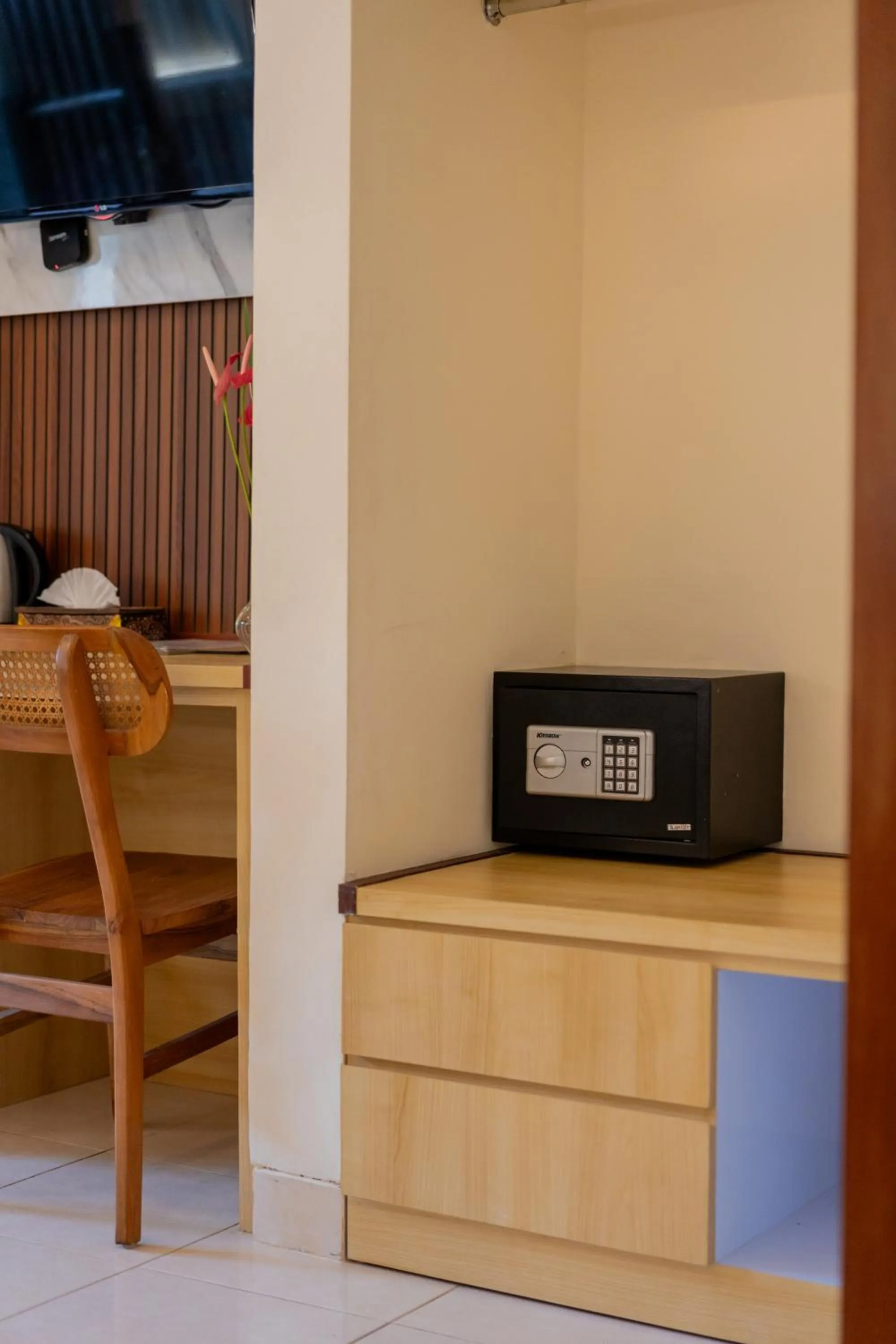 safe in Desak Putu Putra Hidden