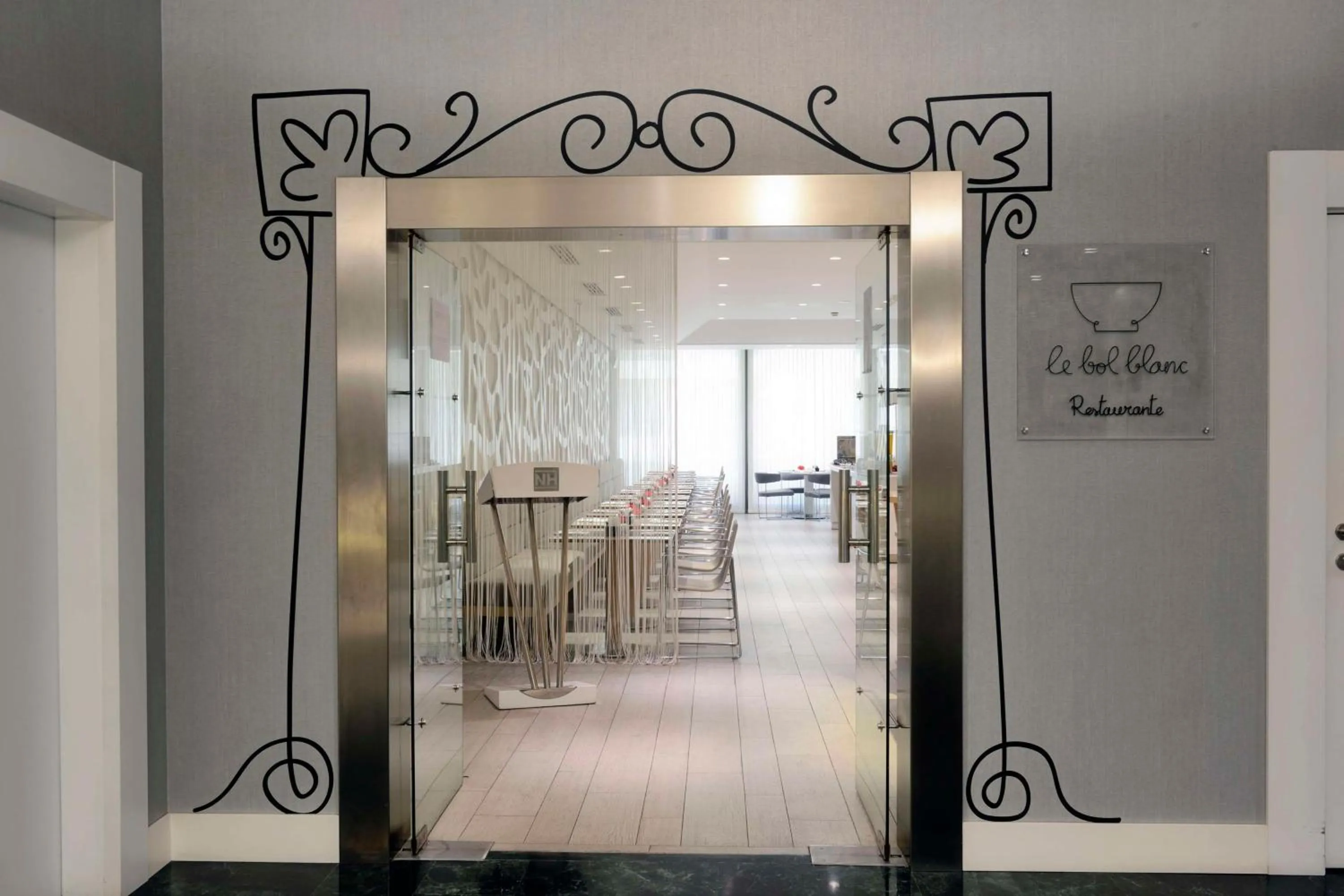 Restaurant/places to eat in NH Collection Villa de Bilbao