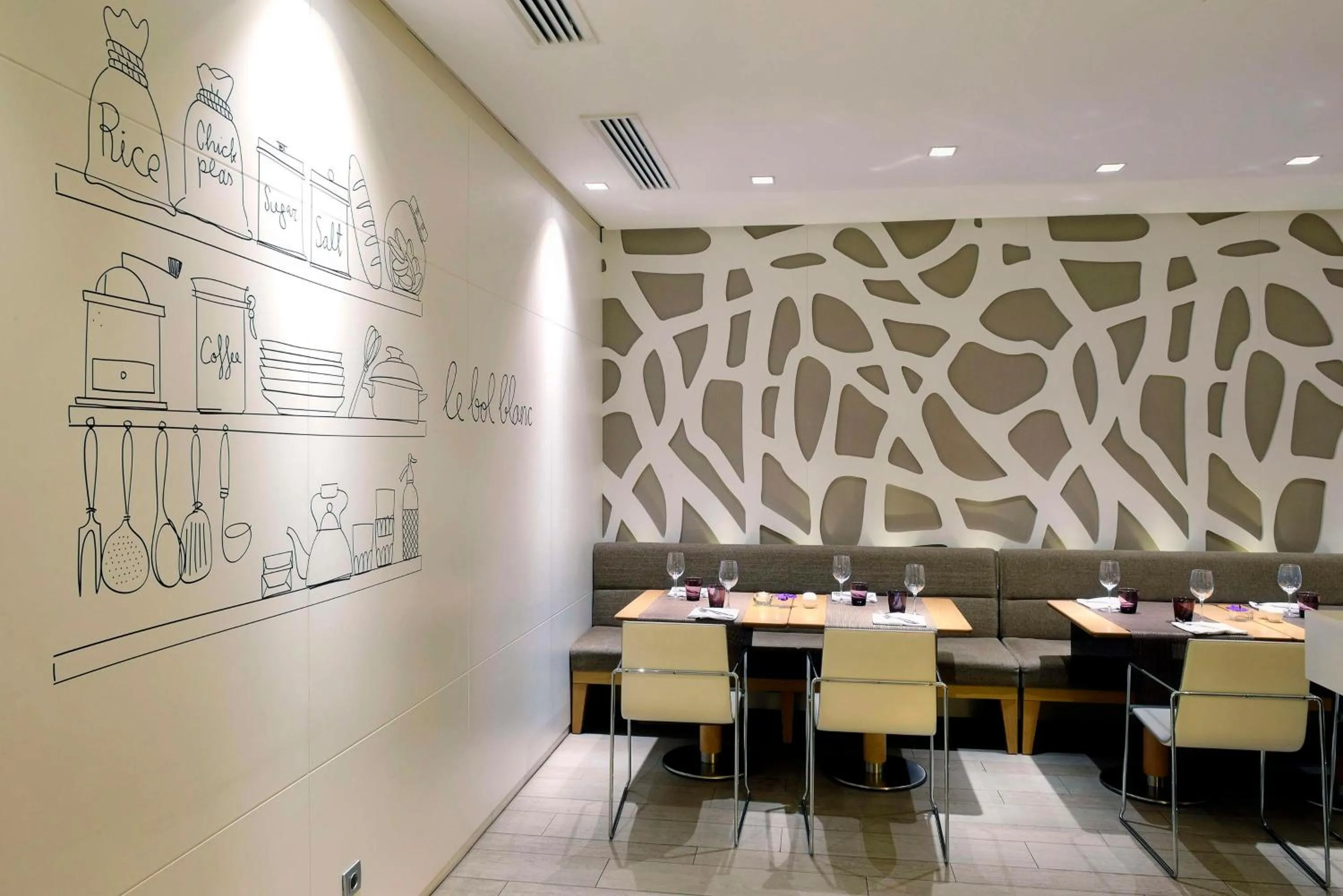 Restaurant/places to eat in NH Collection Villa de Bilbao