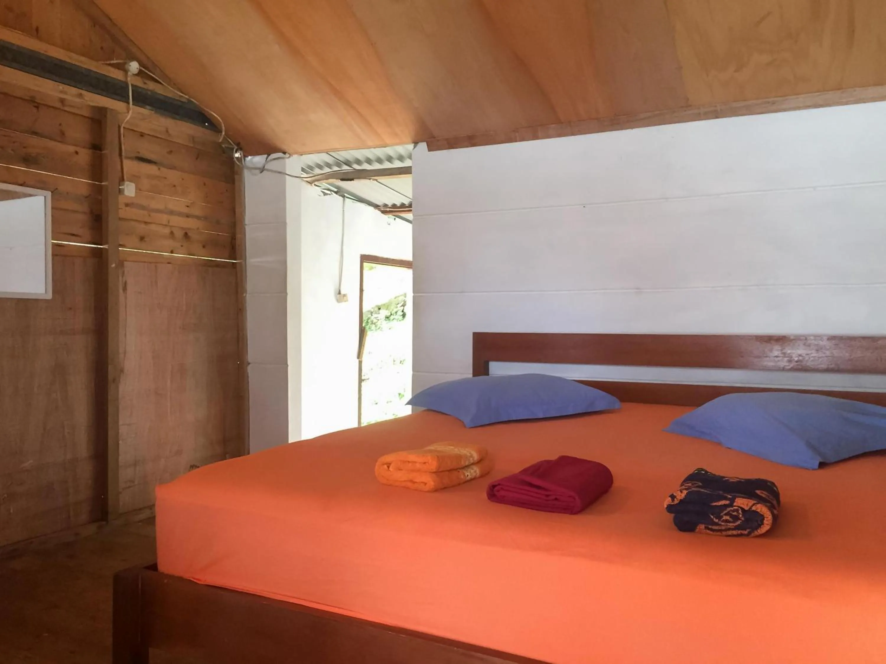 Bedroom, Bed in Olala Bungalows And Restaurant Mitra RedDoorz