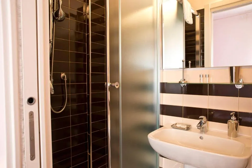 Shower in B&B Sul Corso