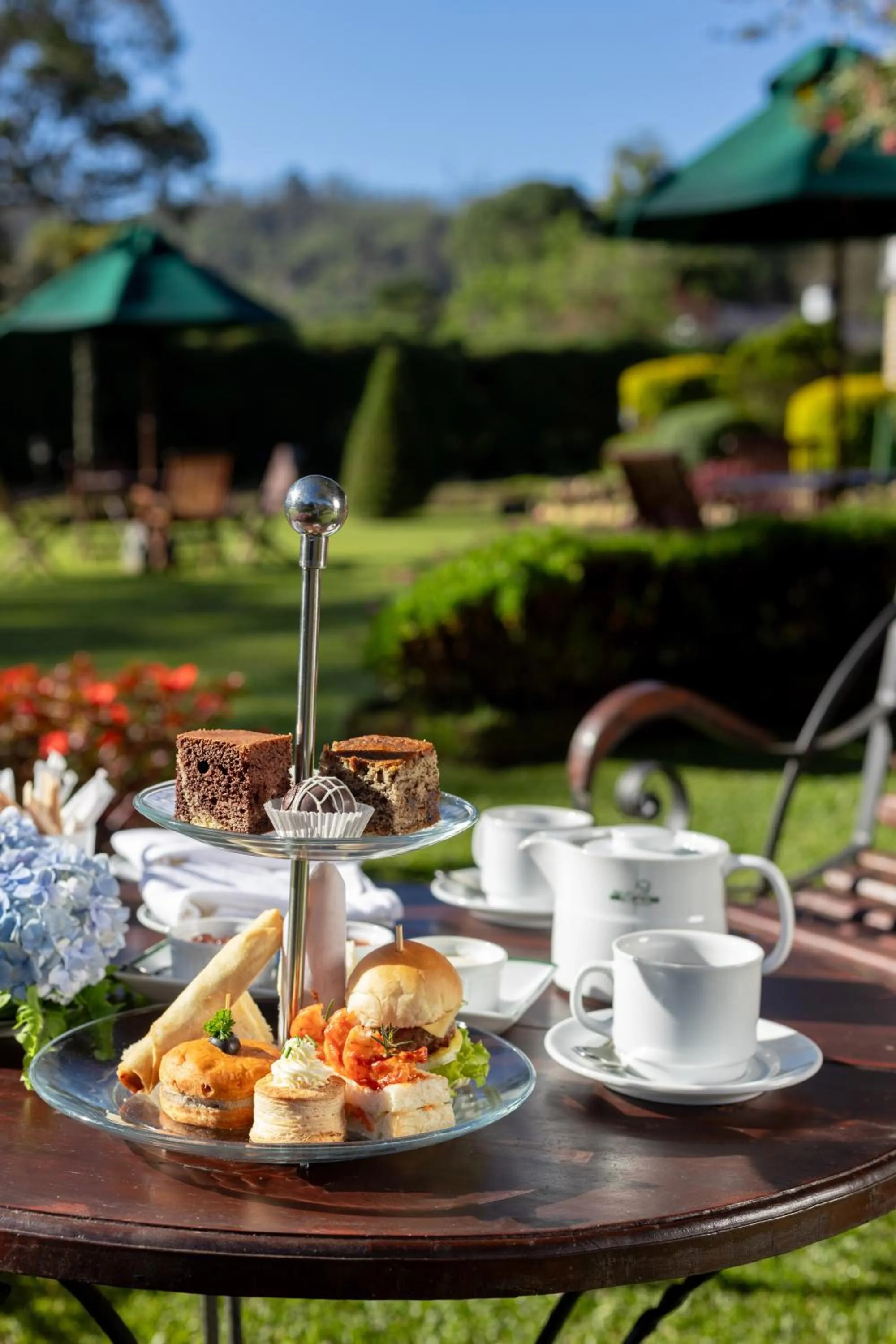 Food and drinks in The Hill Club