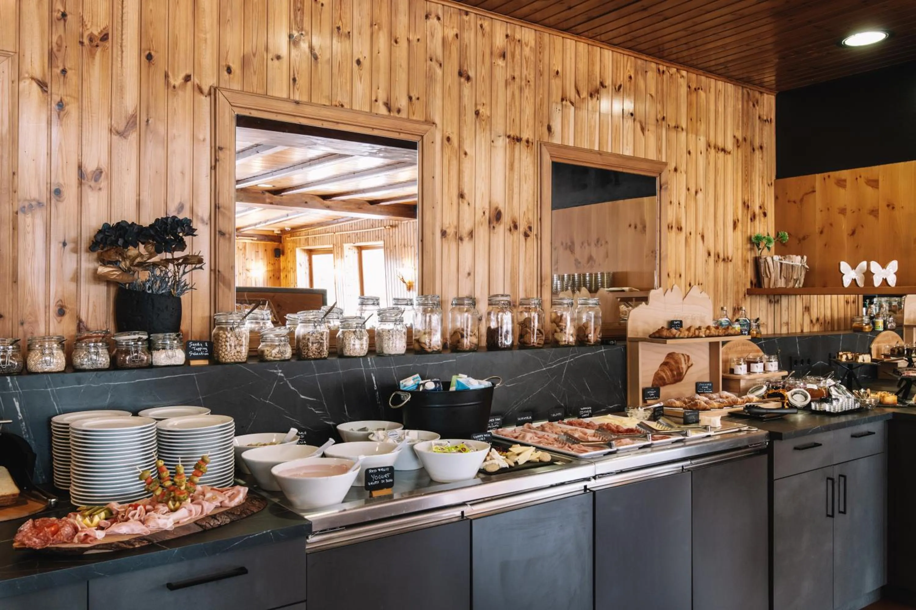 Restaurant/places to eat in PLOSE Parkhotel & Residence