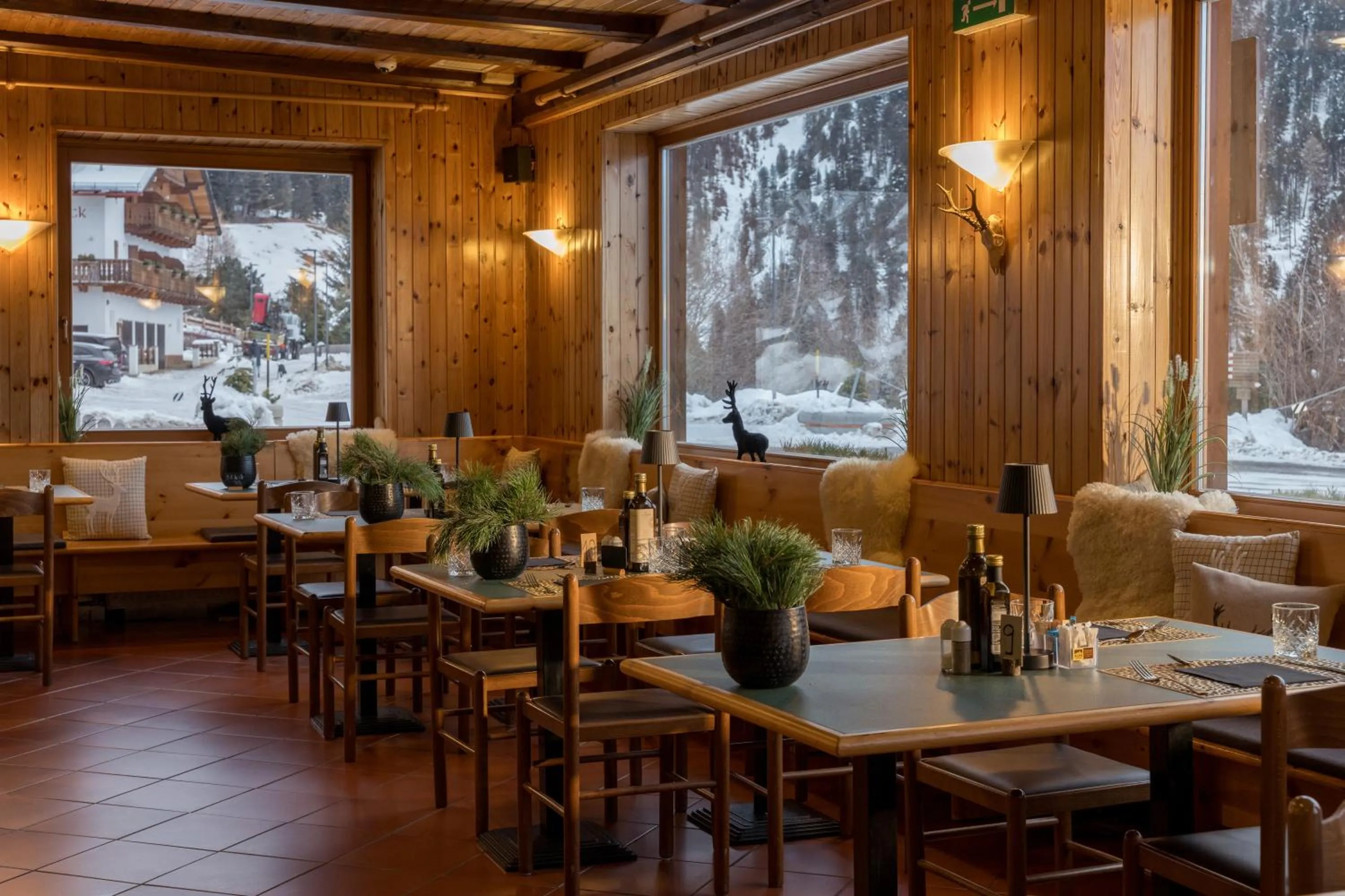 Restaurant/places to eat in PLOSE Parkhotel & Residence