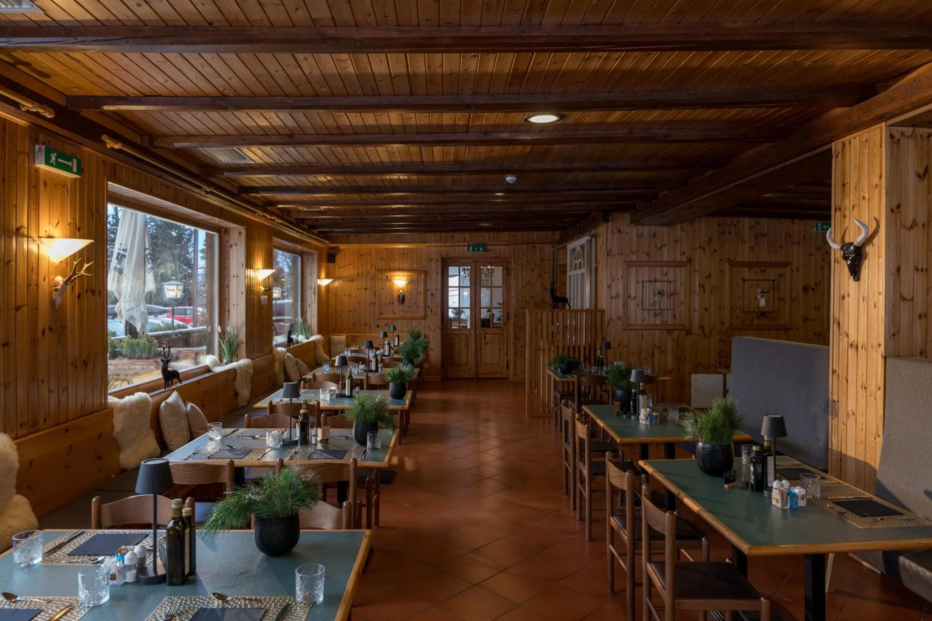 Restaurant/places to eat in PLOSE Parkhotel & Residence