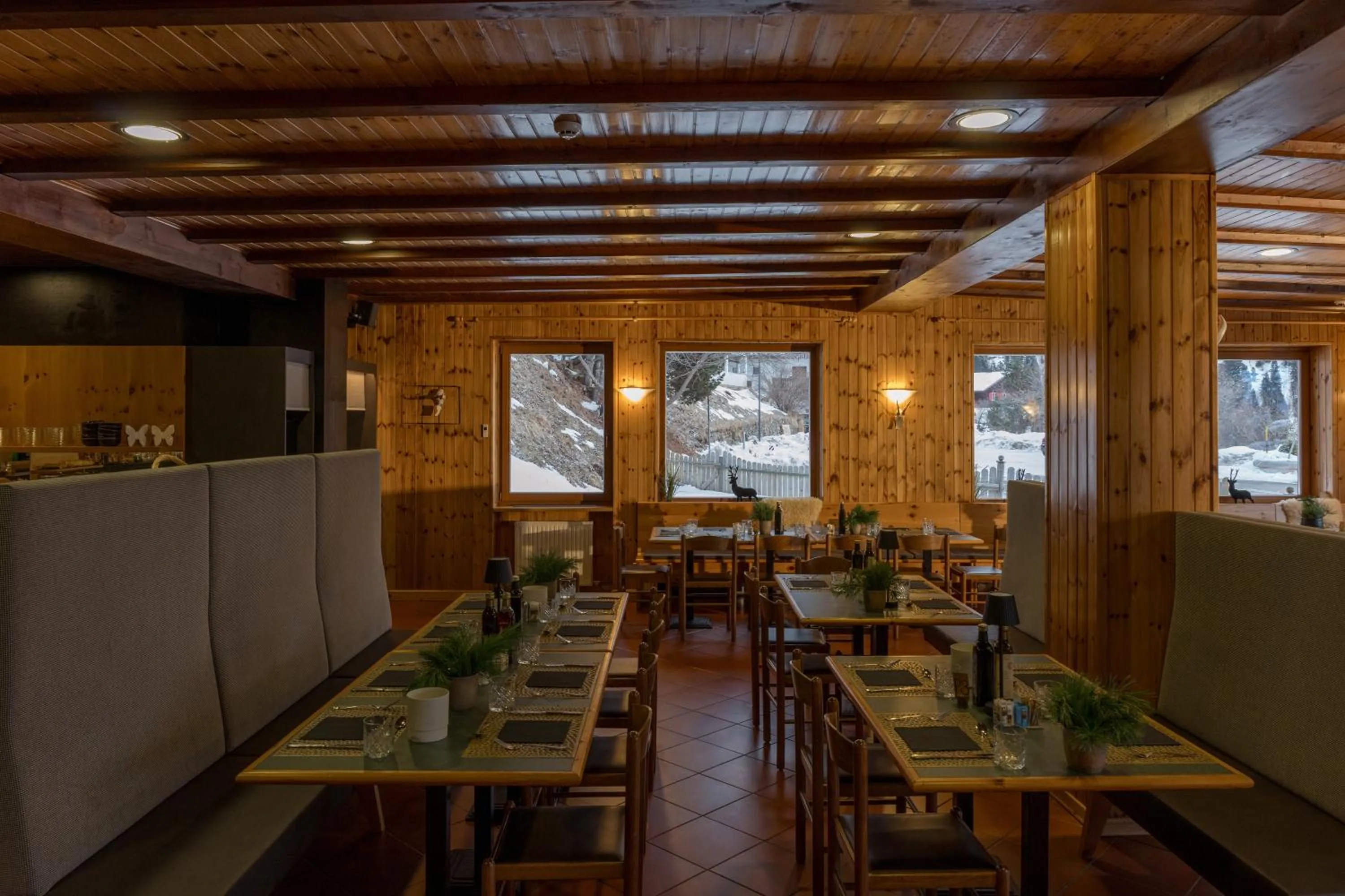 Restaurant/places to eat in PLOSE Parkhotel & Residence