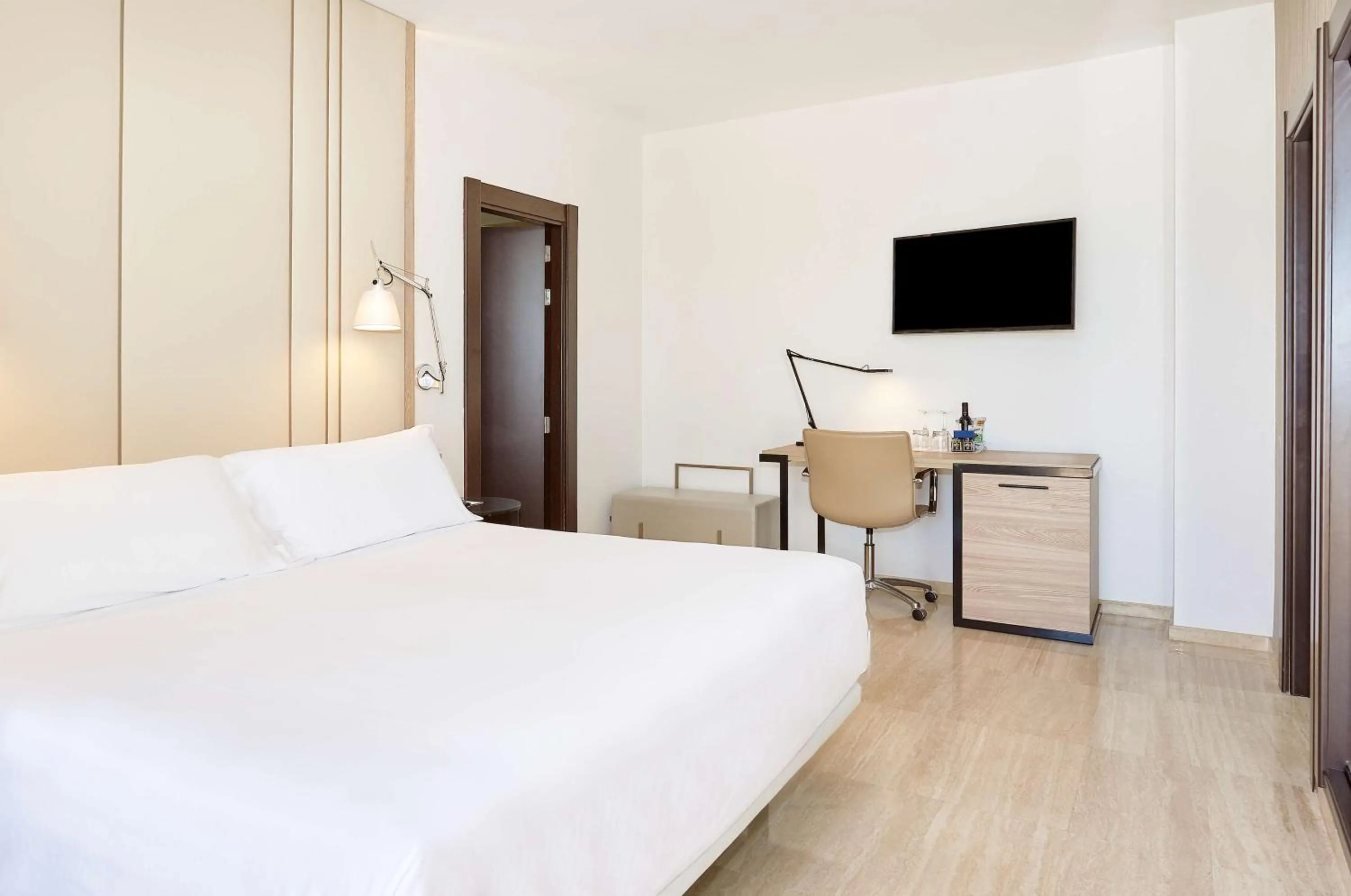 Photo of the whole room, Bed in NH Imperial Playa