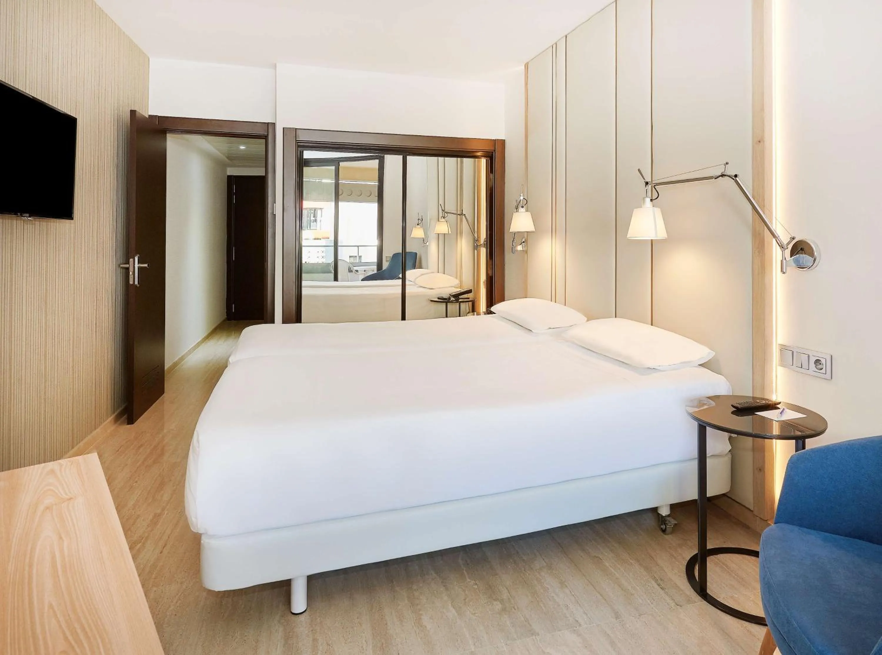 Photo of the whole room, Bed in NH Imperial Playa